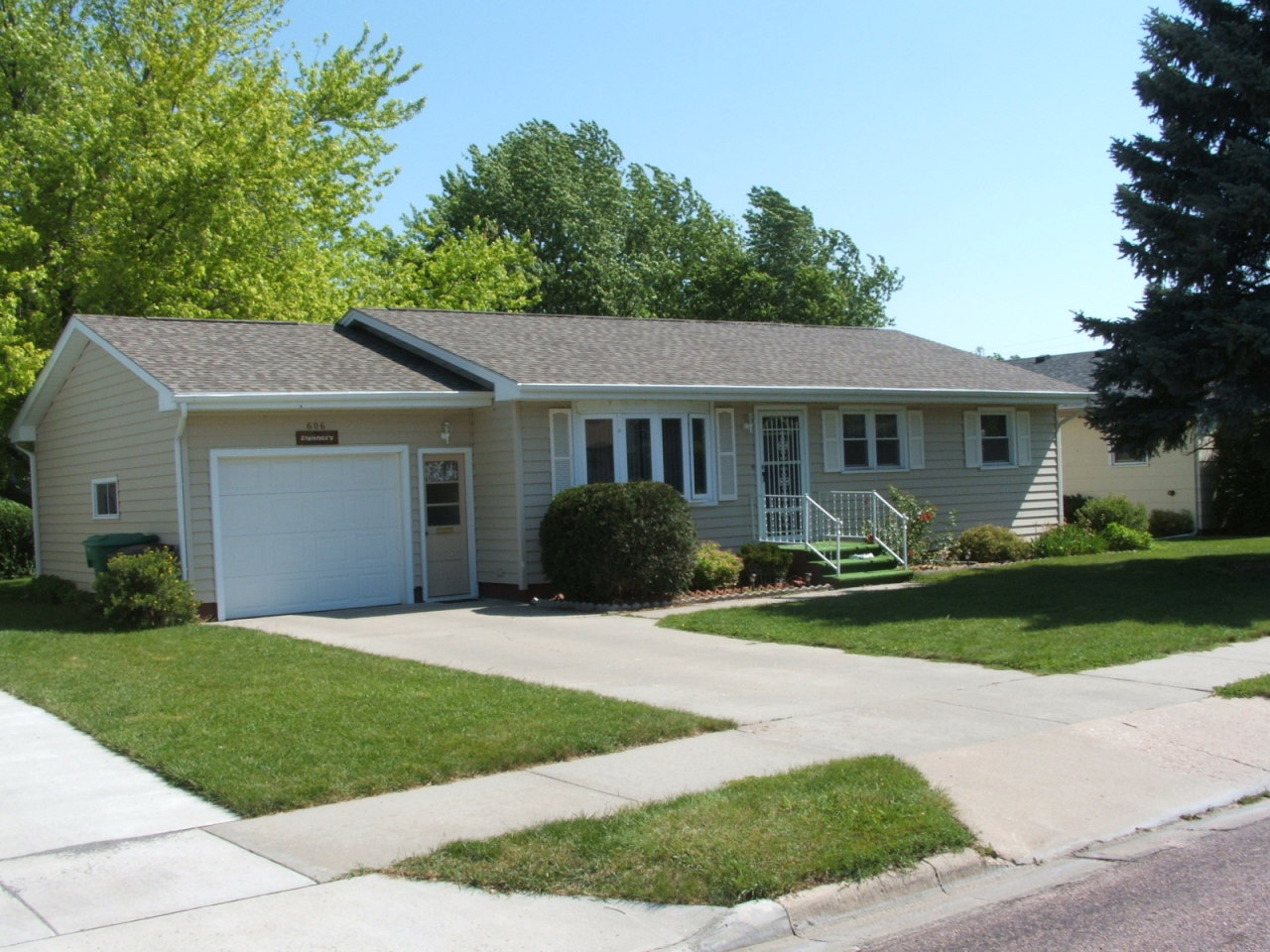 606 E 15th