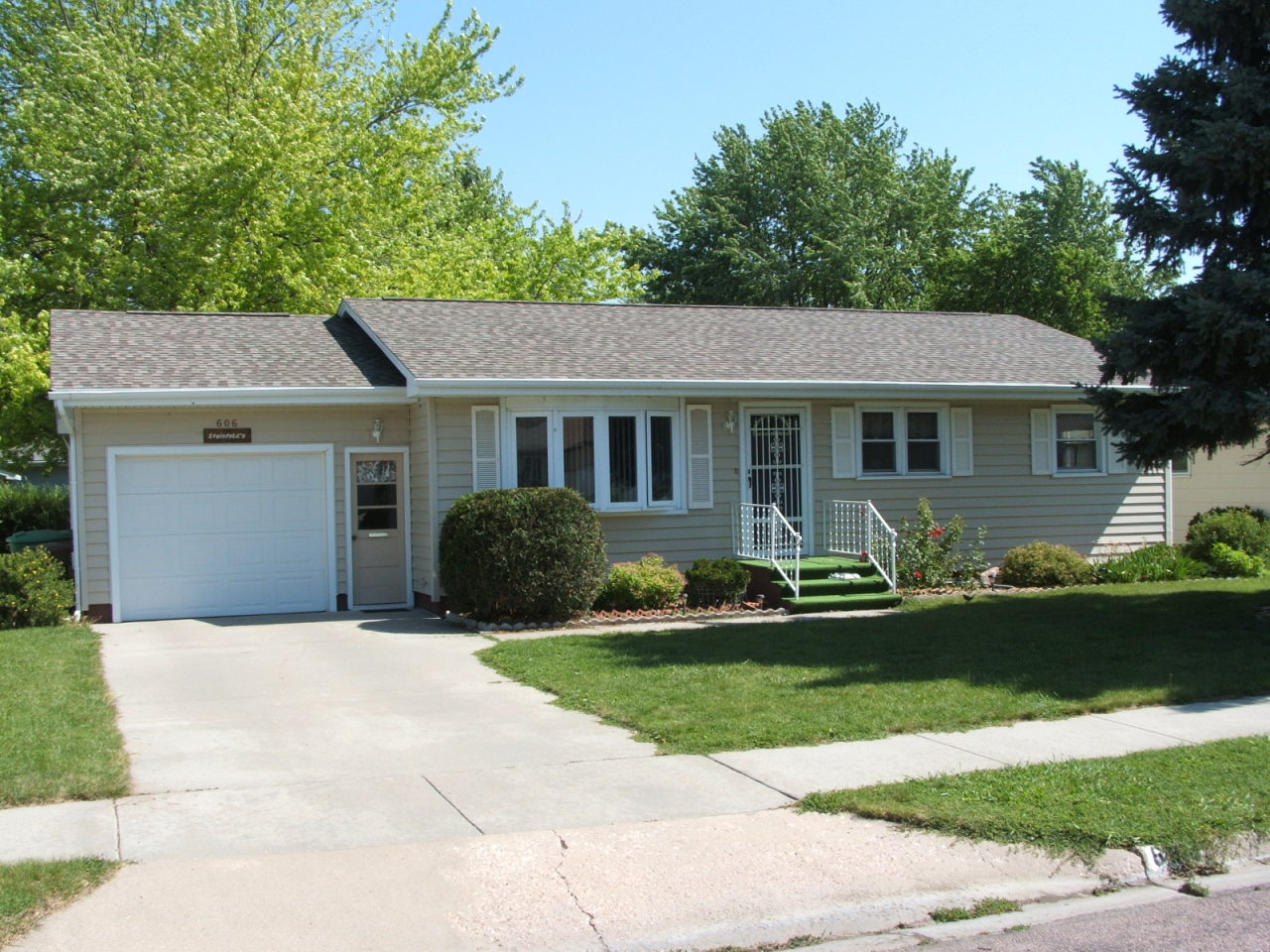 606 E 15th