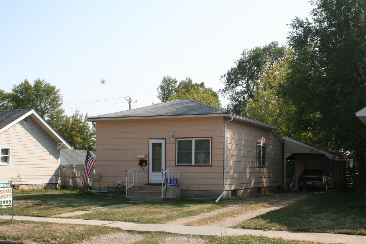 919 E Hanson