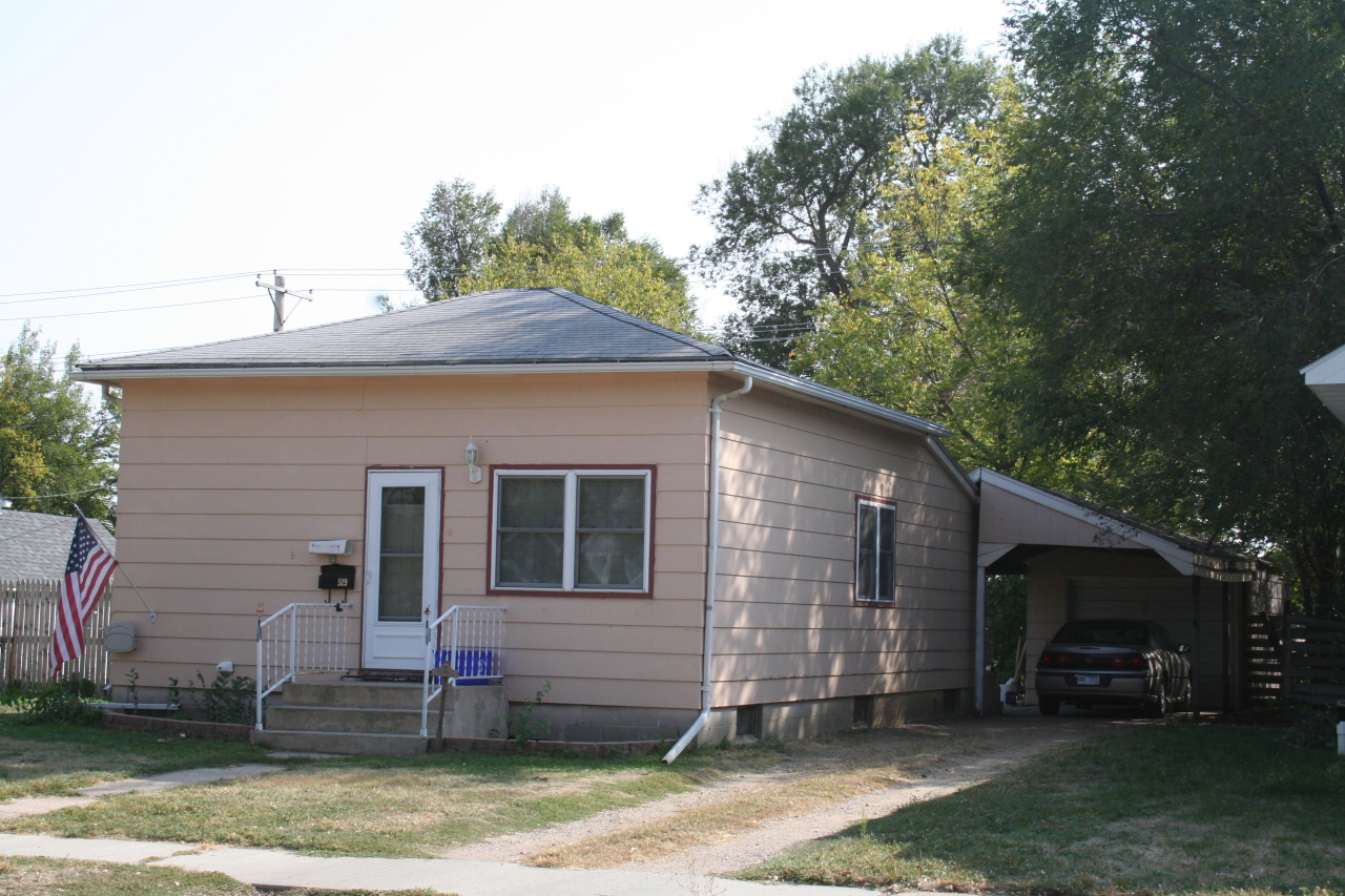 919 E Hanson