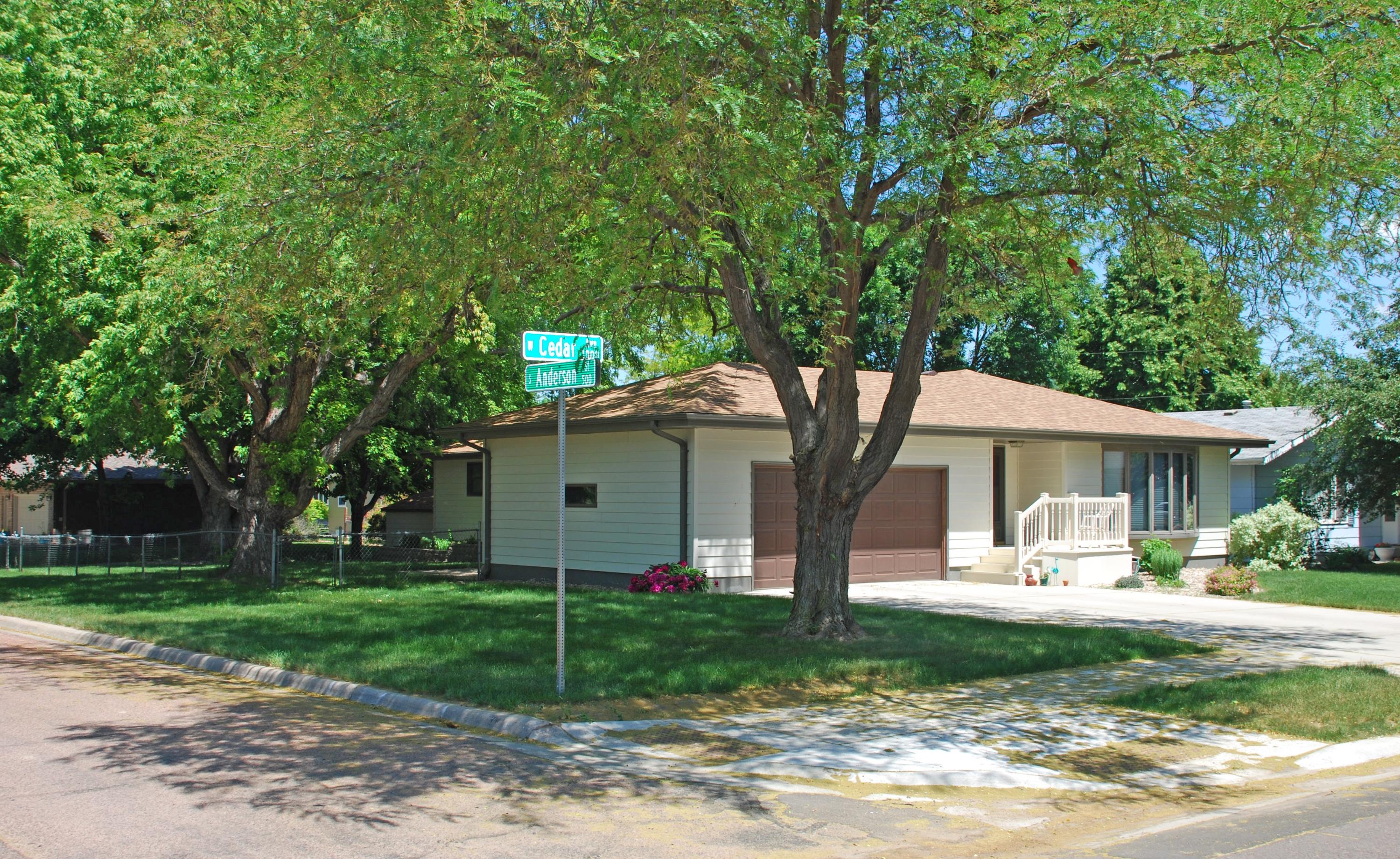 1028 W Cedar Ave