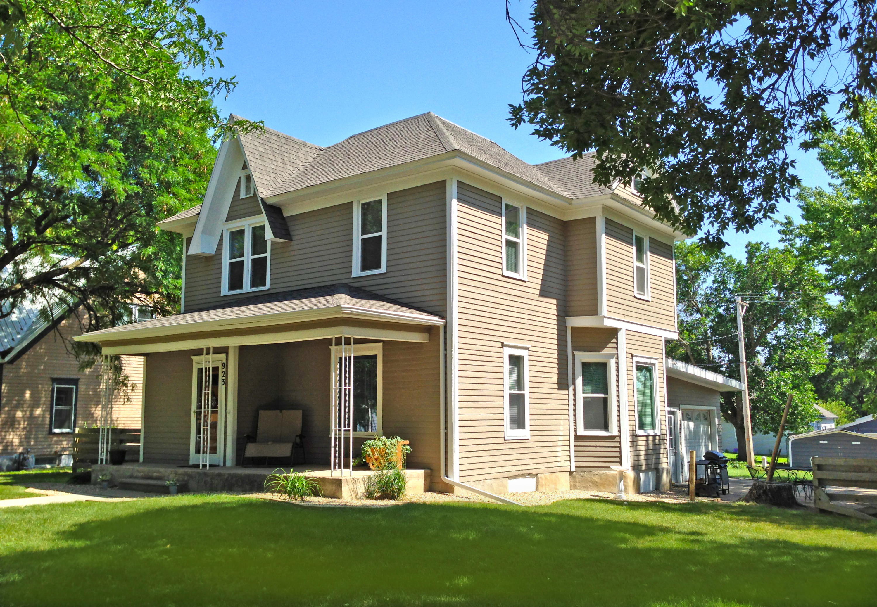 923 W 4th Ave