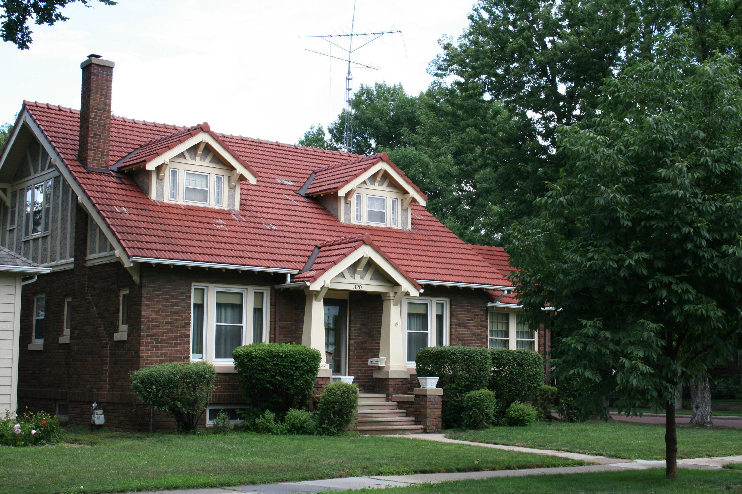 320 E 3rd Ave