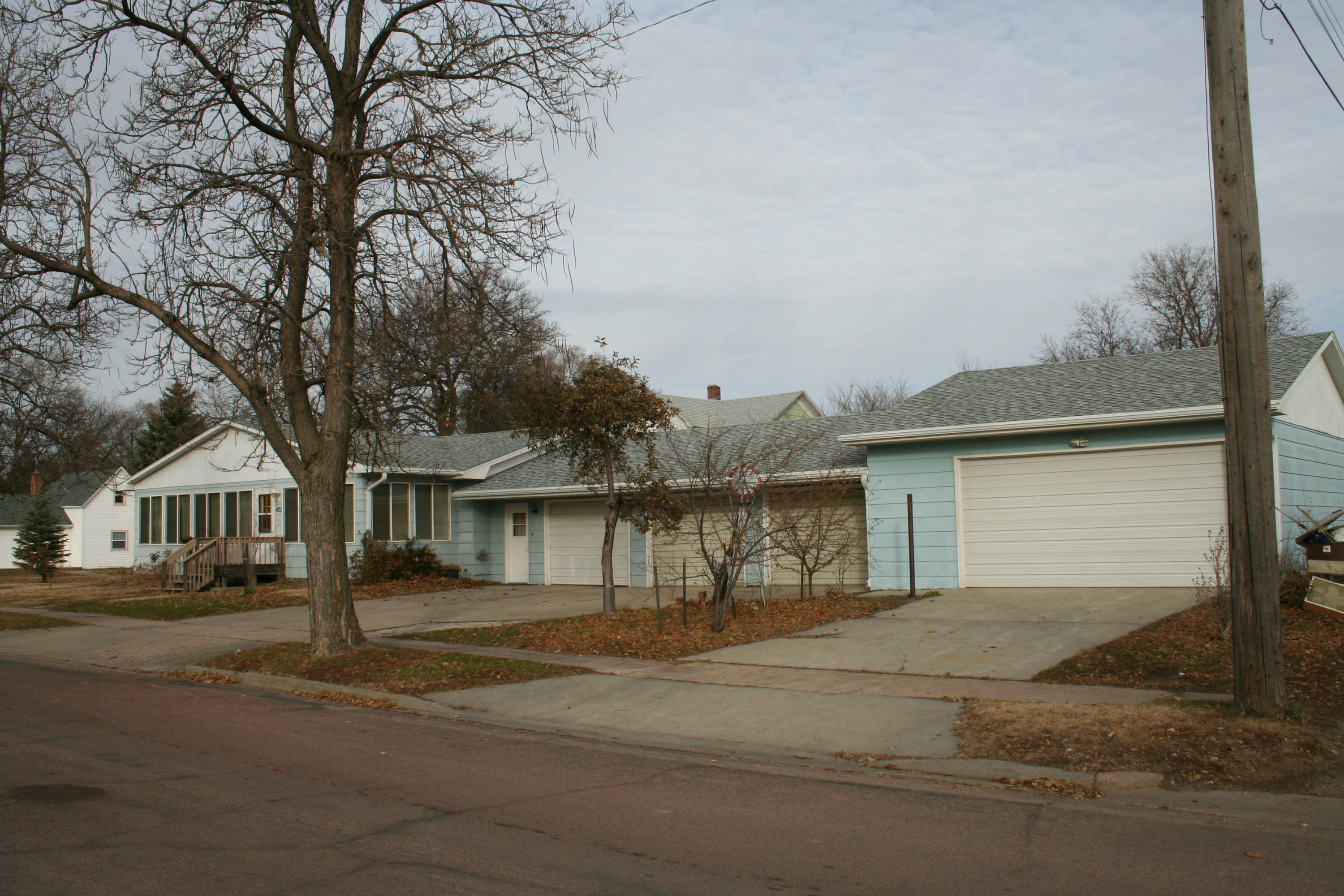 420 W Cedar