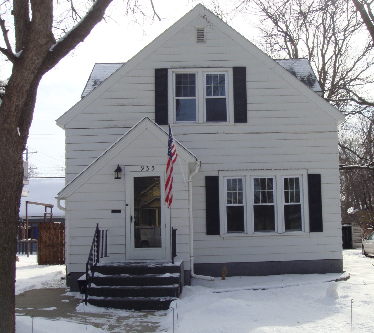 933 E 6TH Ave
