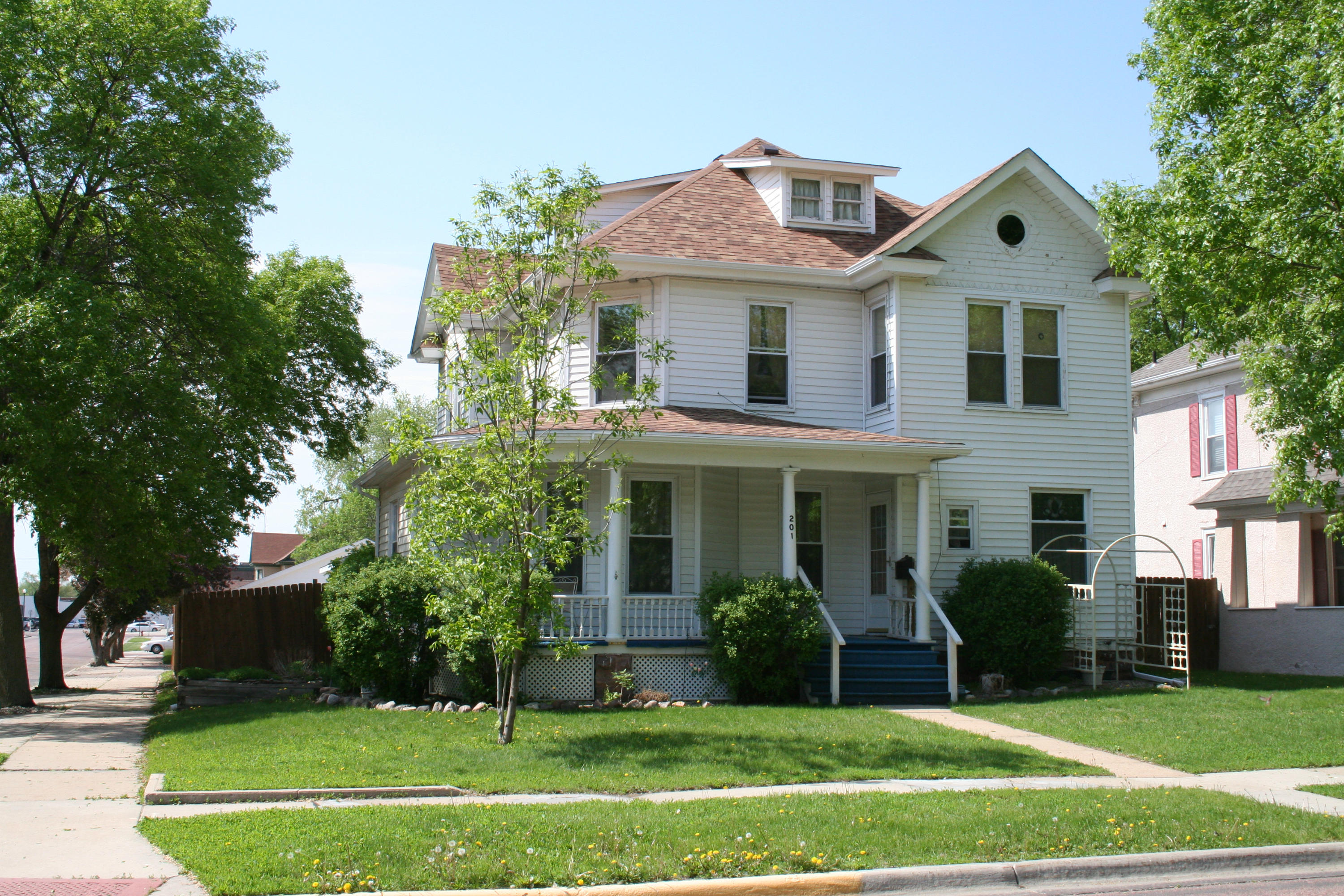 201 W 3rd Ave