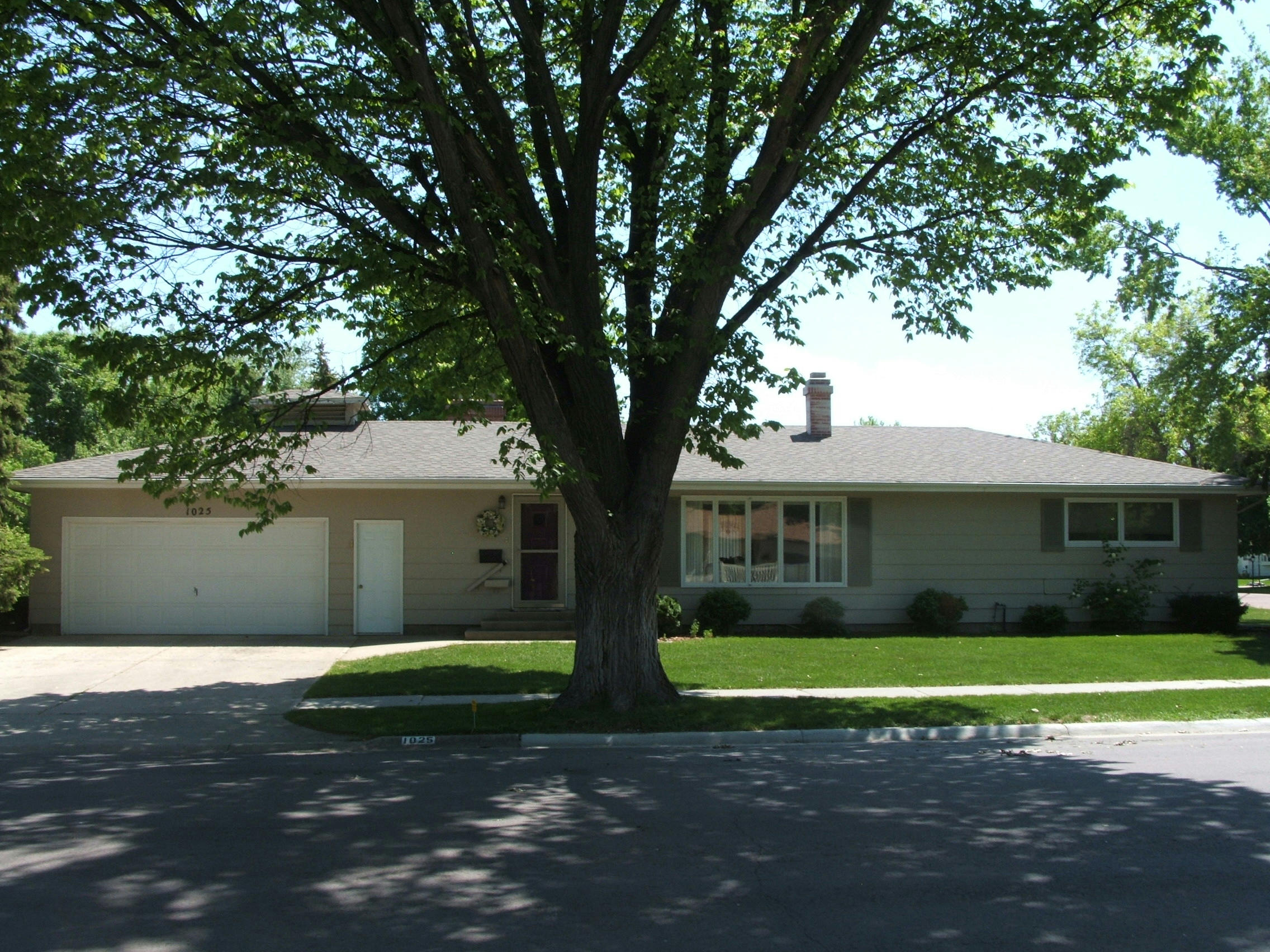 1025 W Cedar Ave