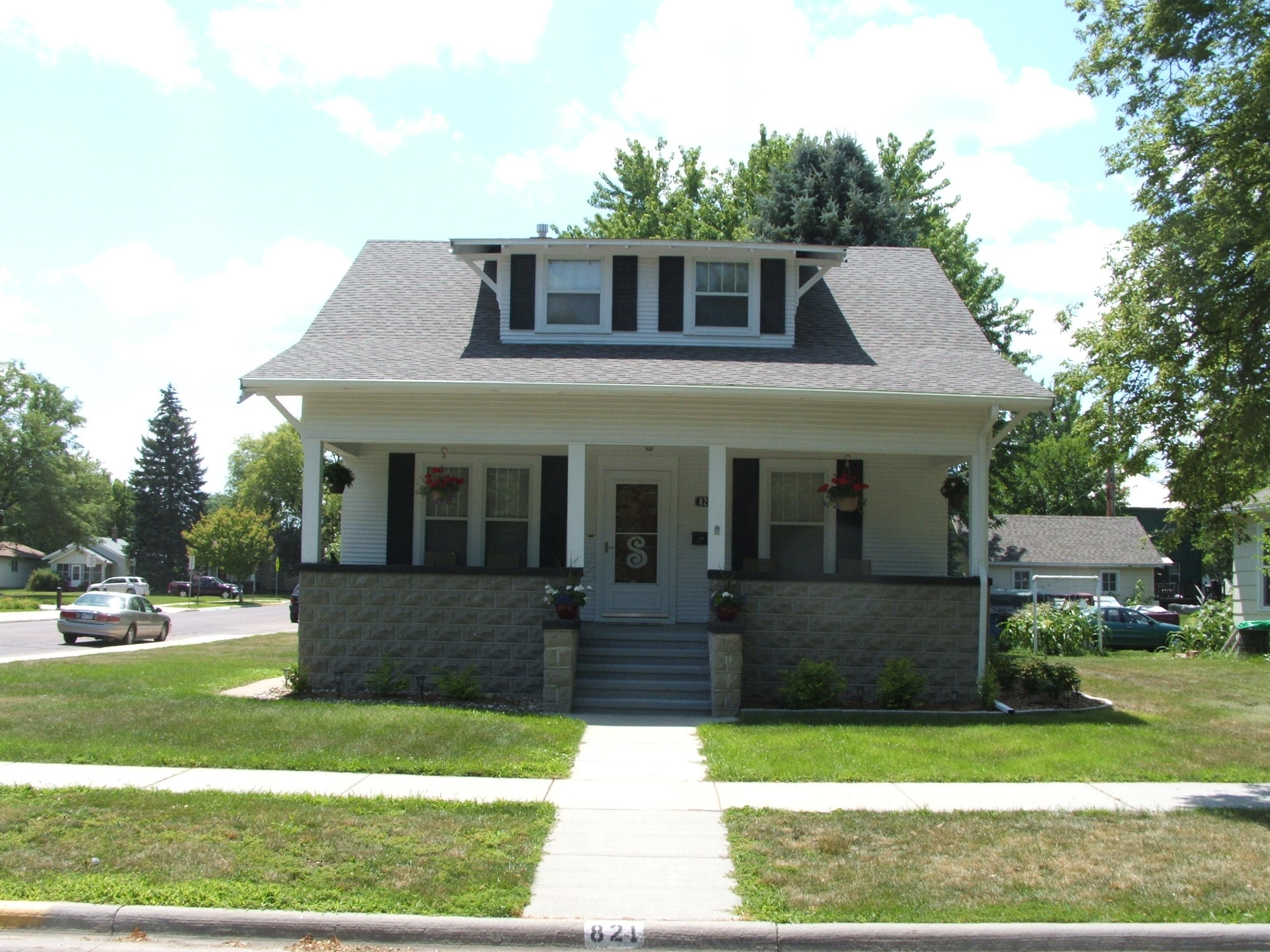 821 E 2nd St