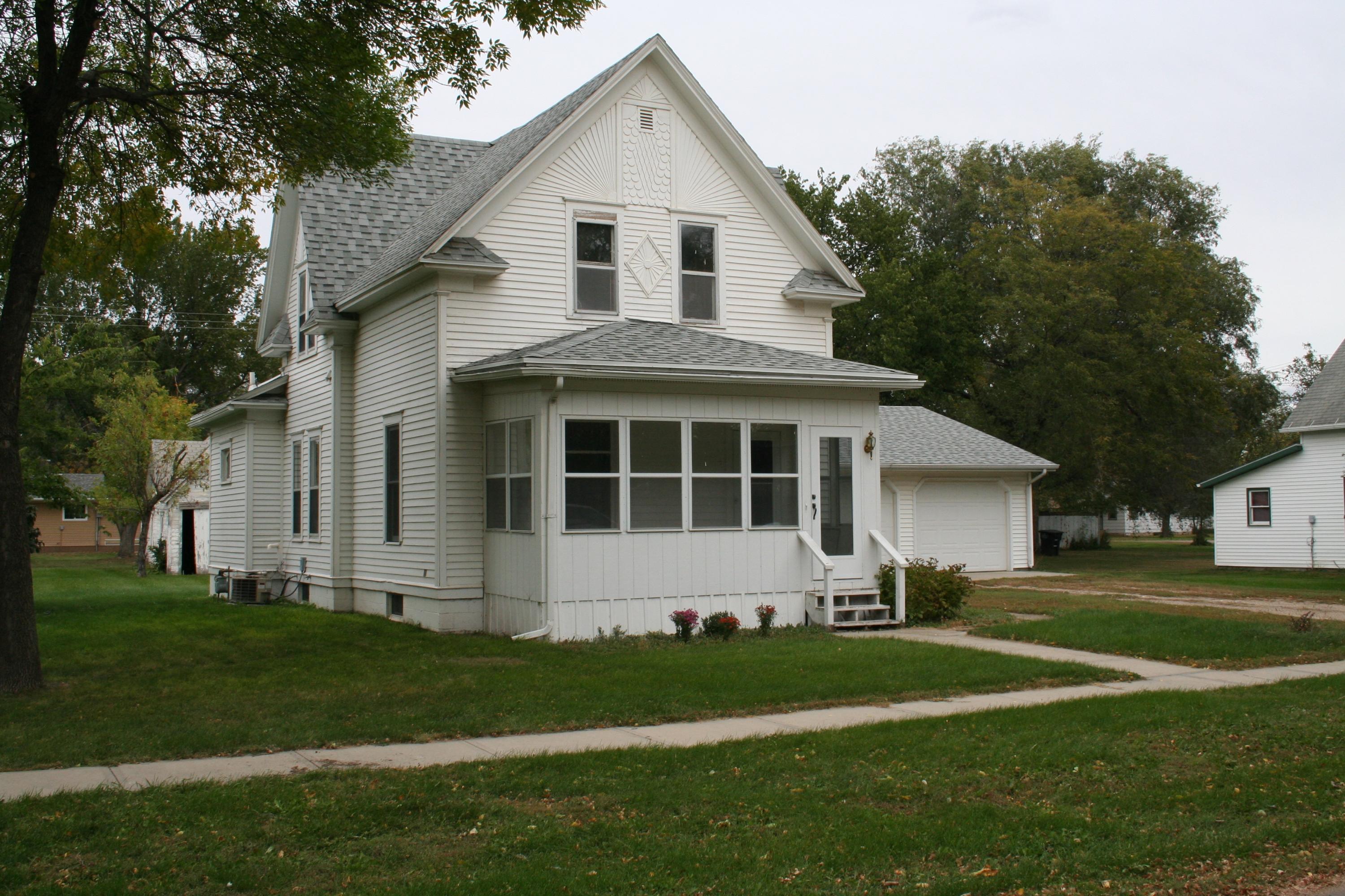 206 E 3rd