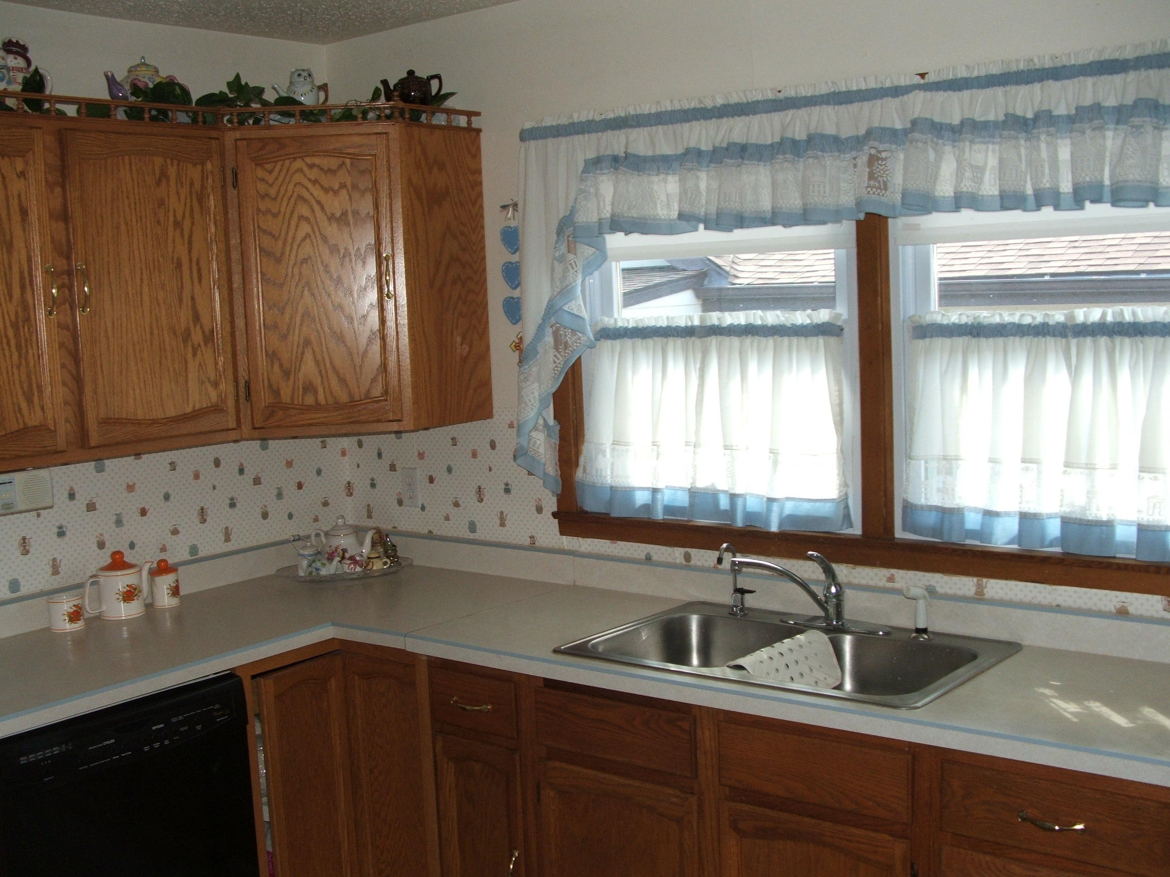 1301 N Rowley
