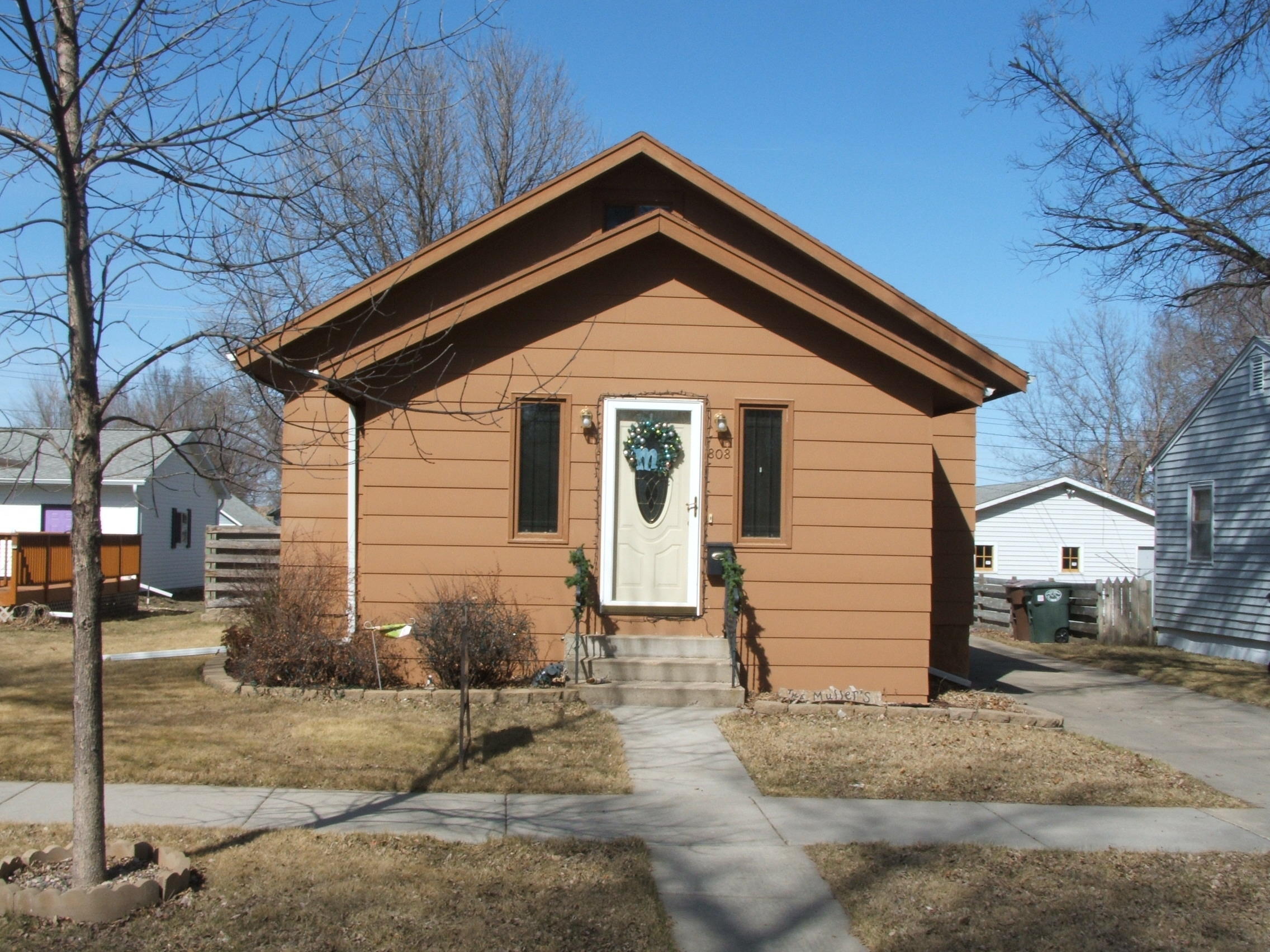 808 E 7th