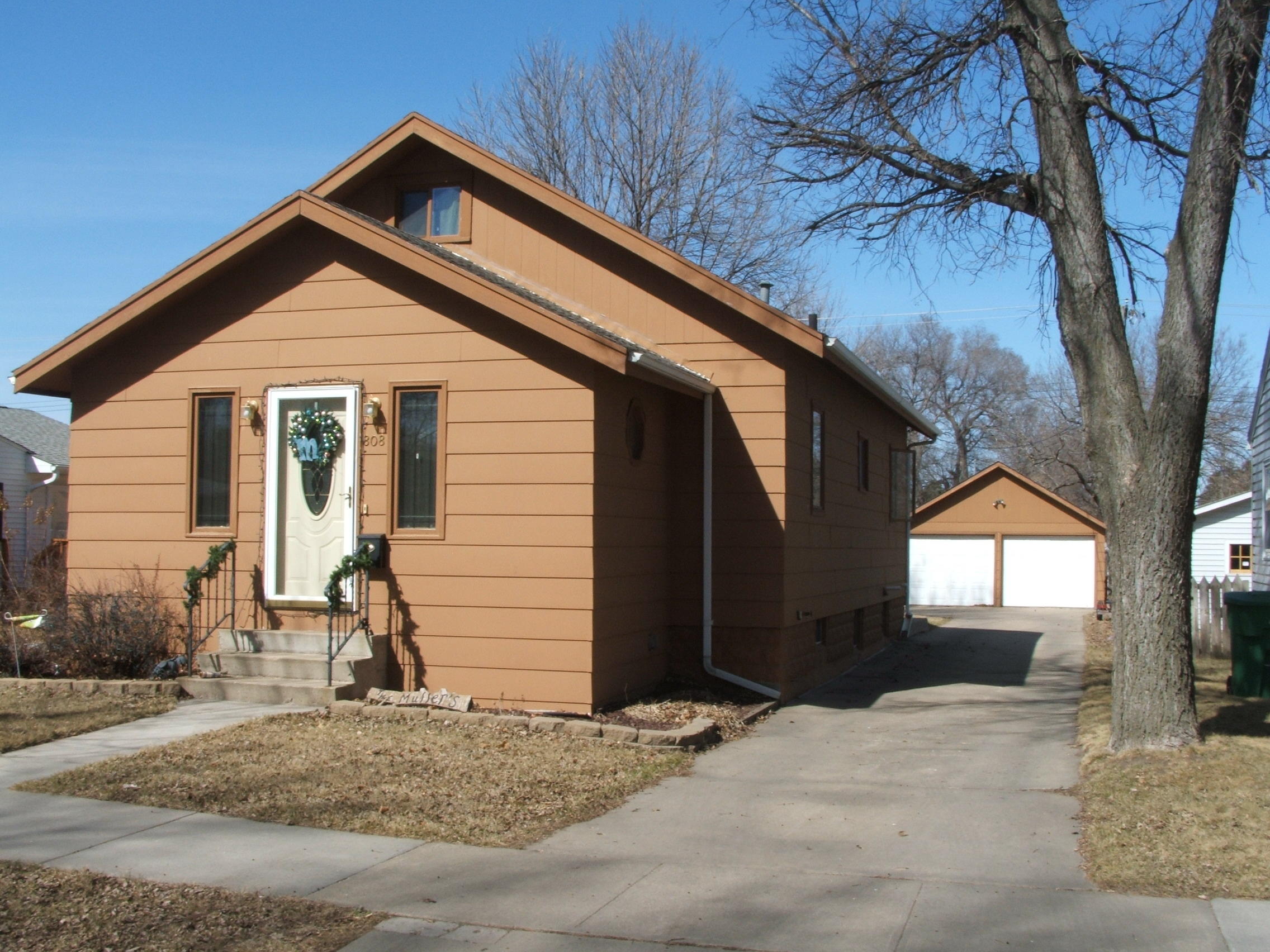 808 E 7th