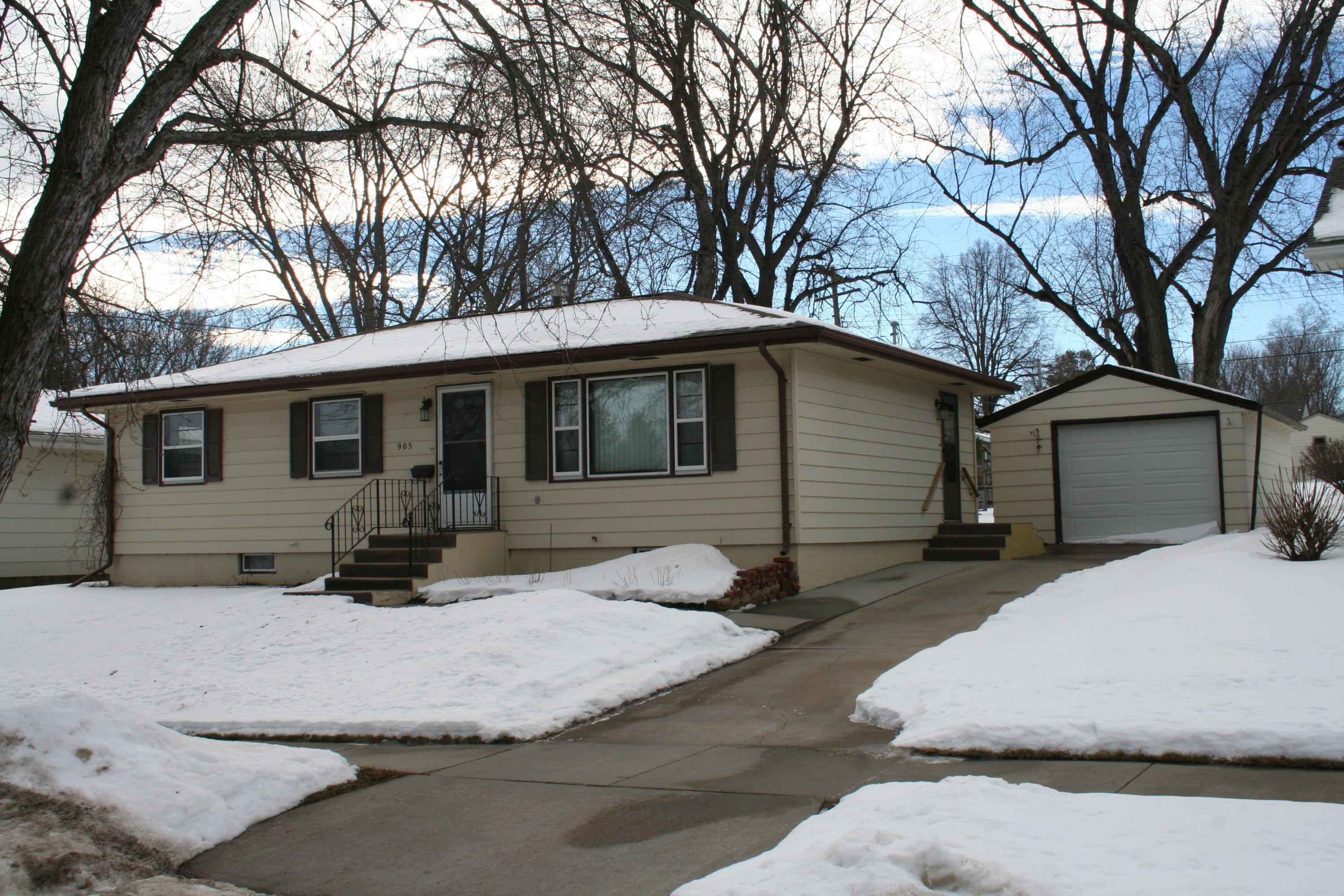 905 W Ash