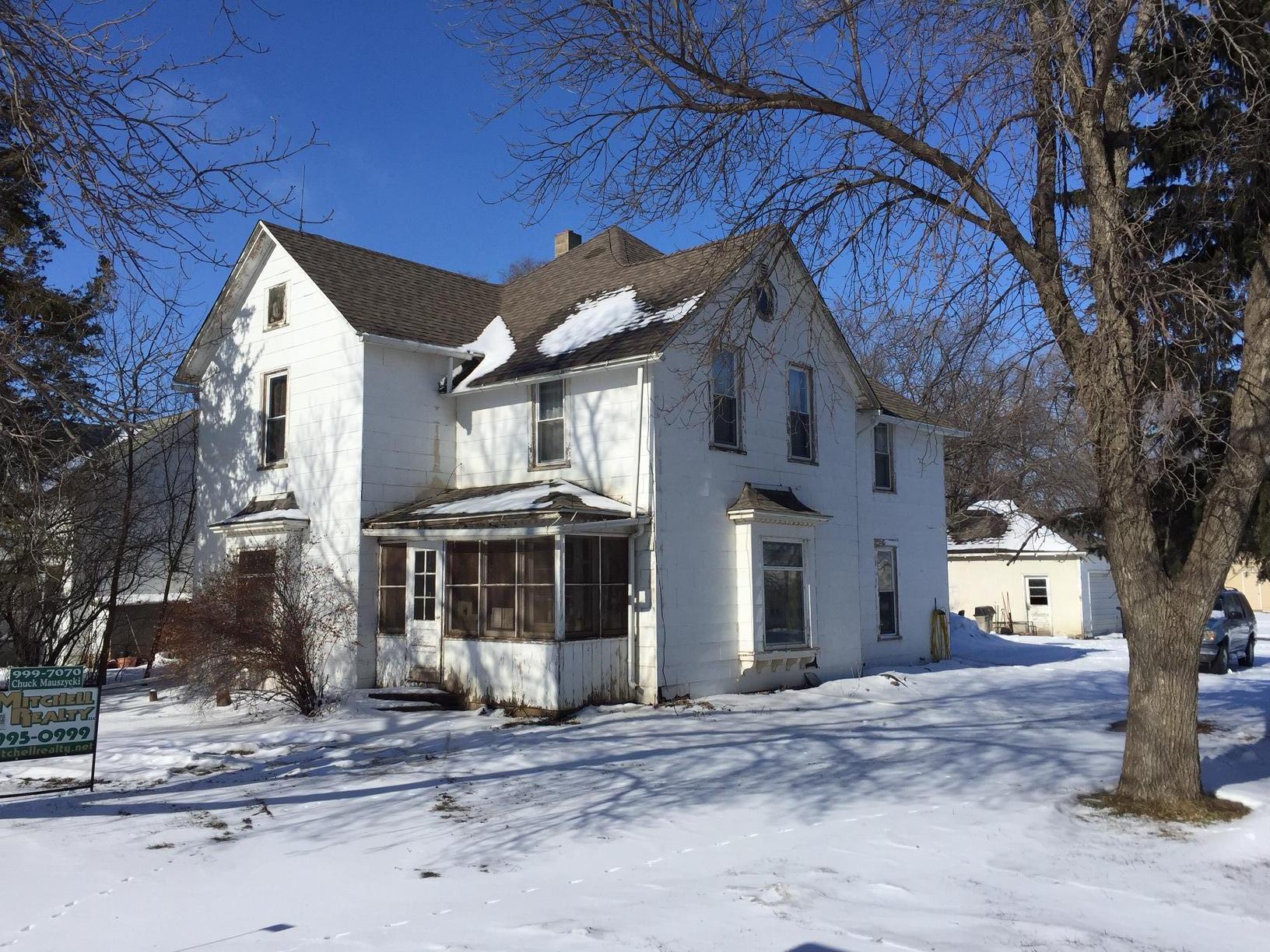 202 W 1st St