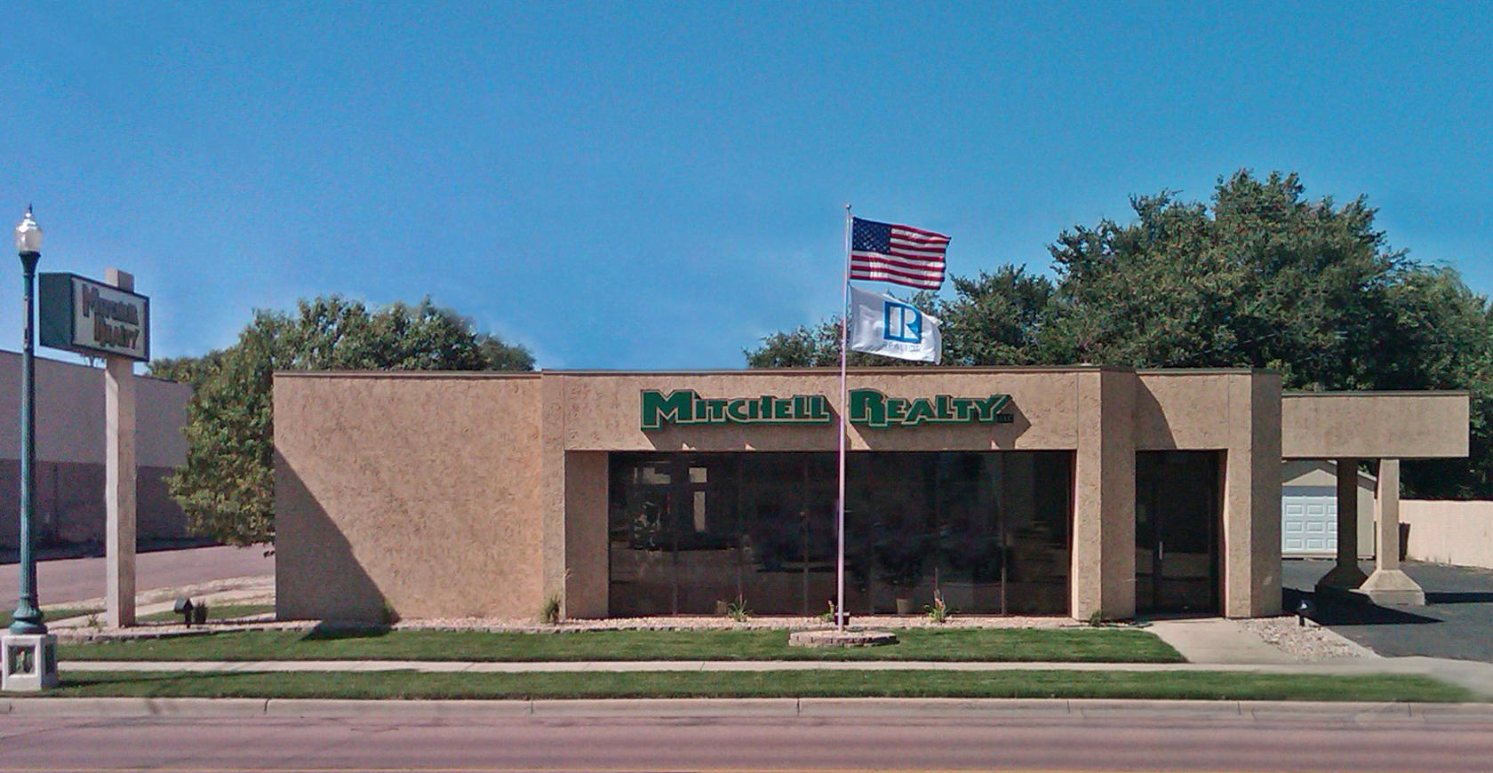 901 N Main St