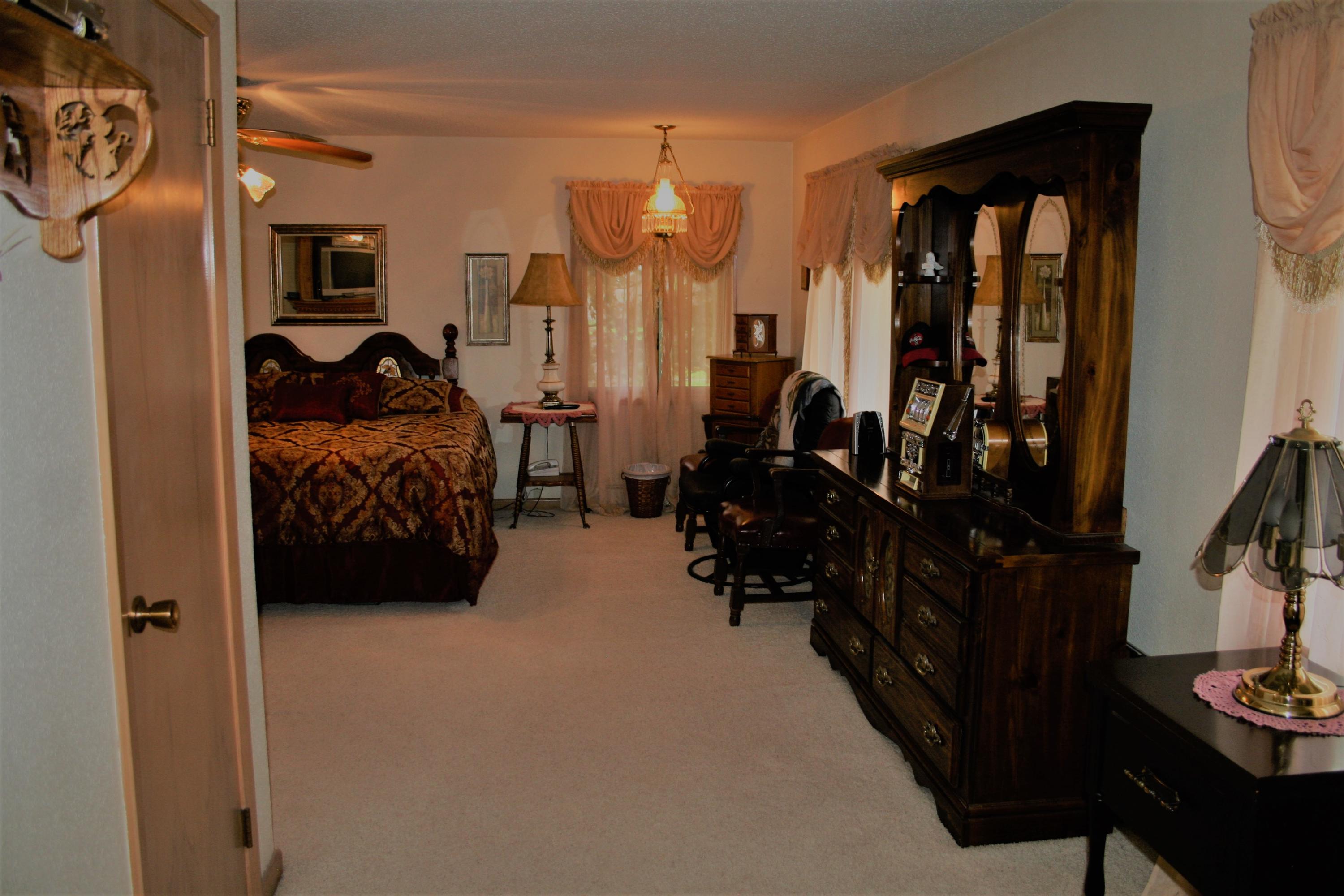 709 W Glynn Dr