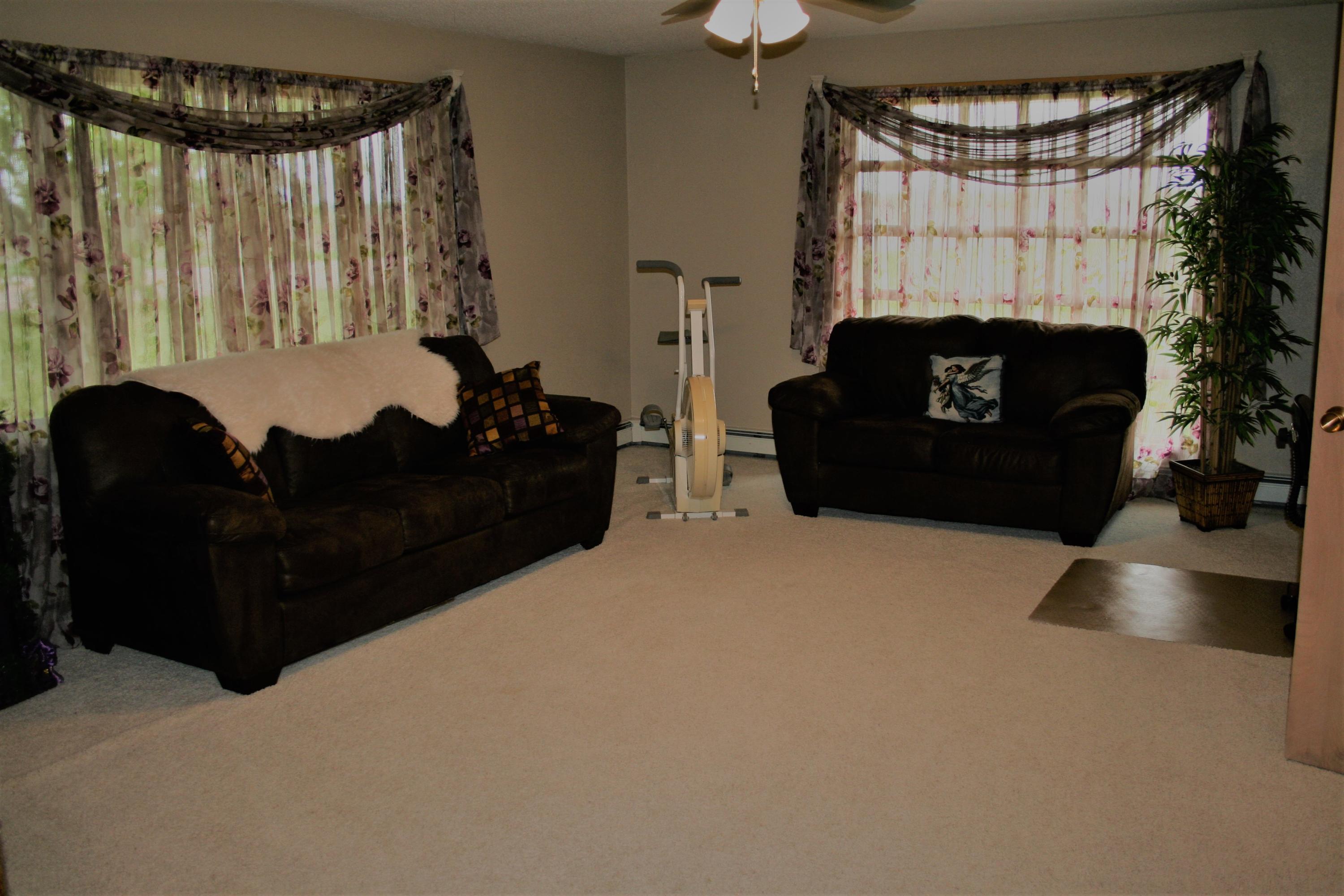 709 W Glynn Dr