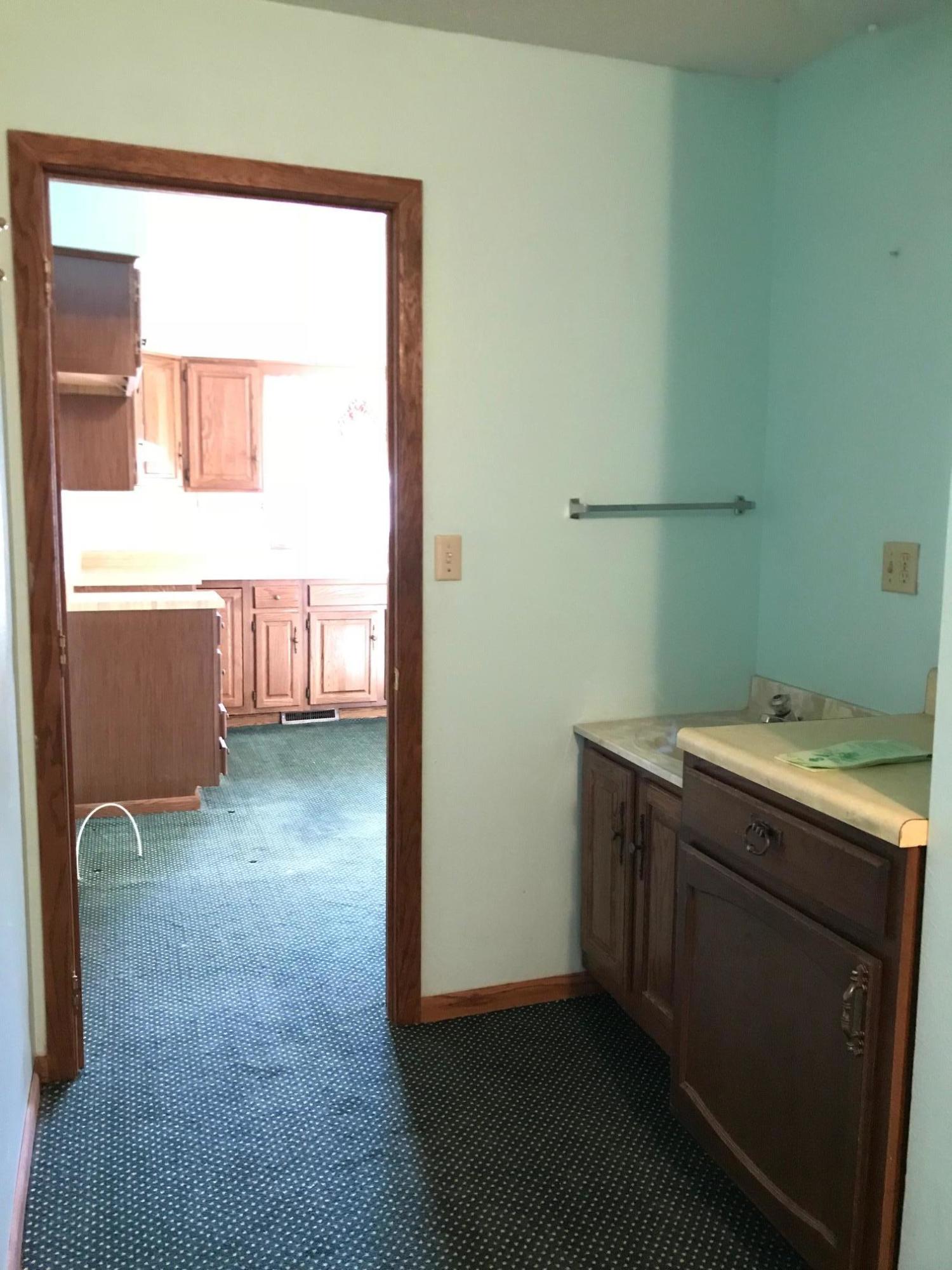 42 W Harmon Dr