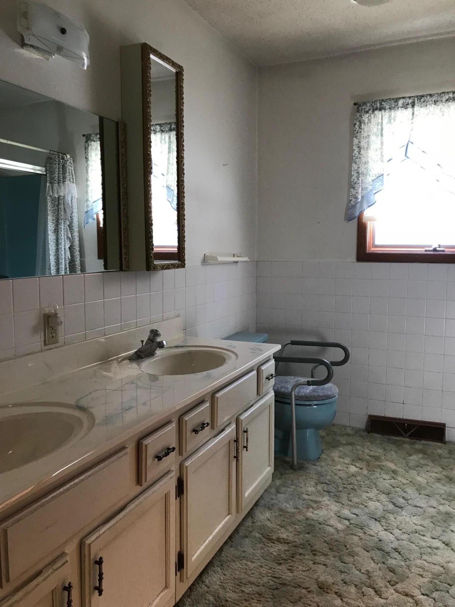 42 W Harmon Dr