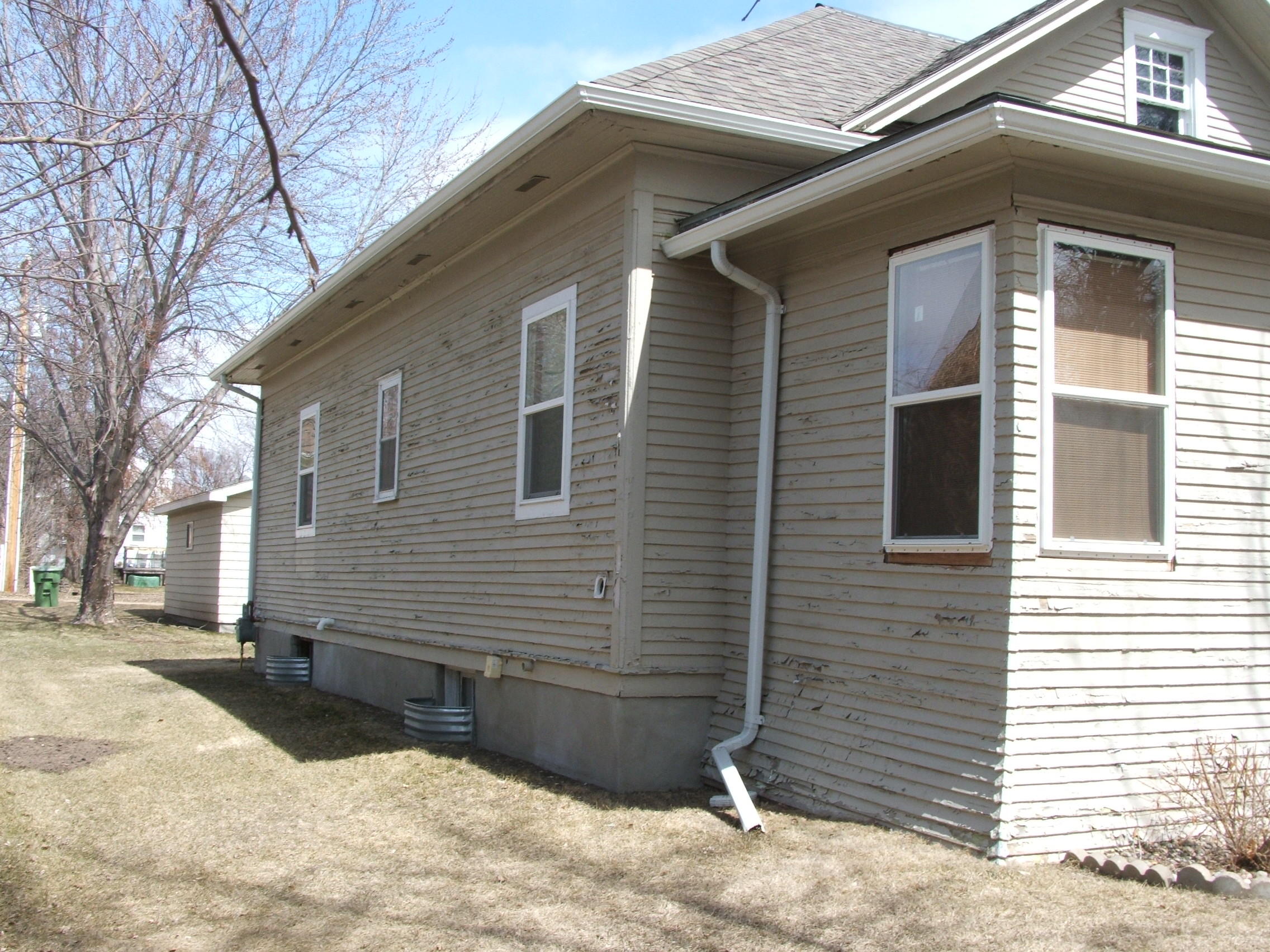932 E 3rd