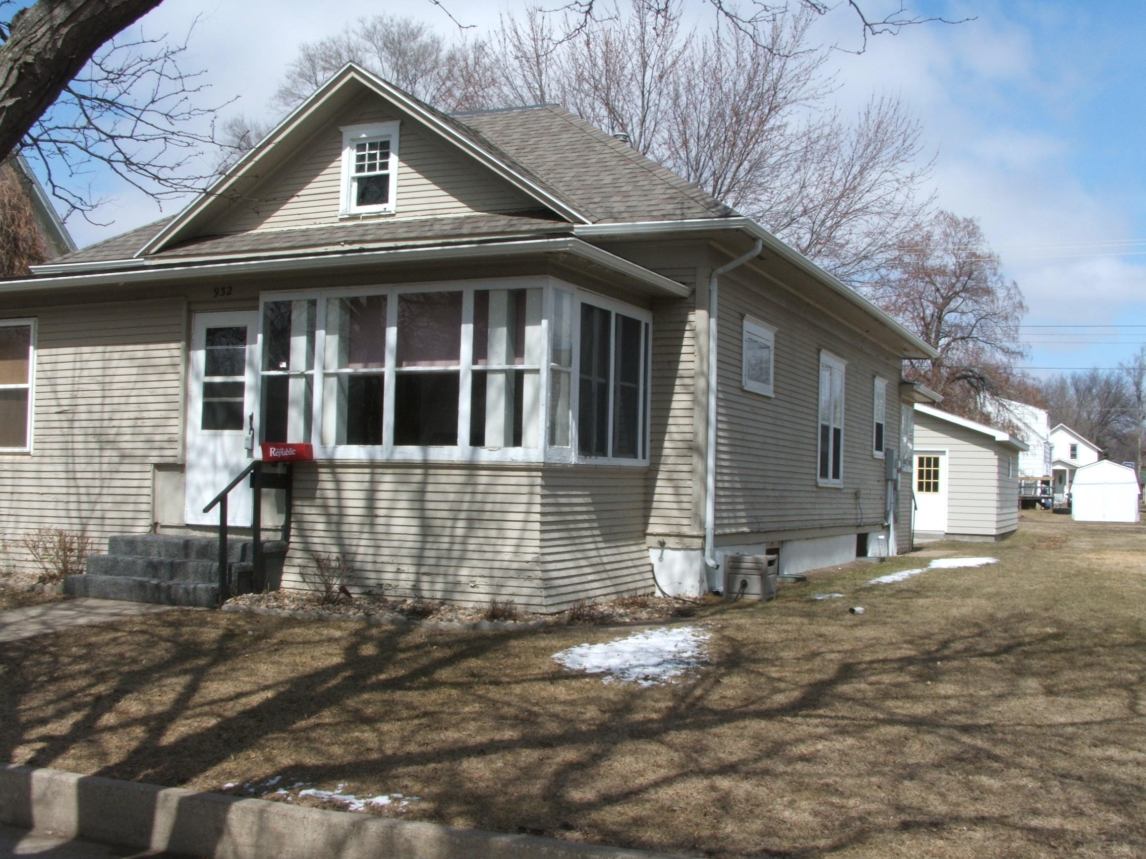 932 E 3rd