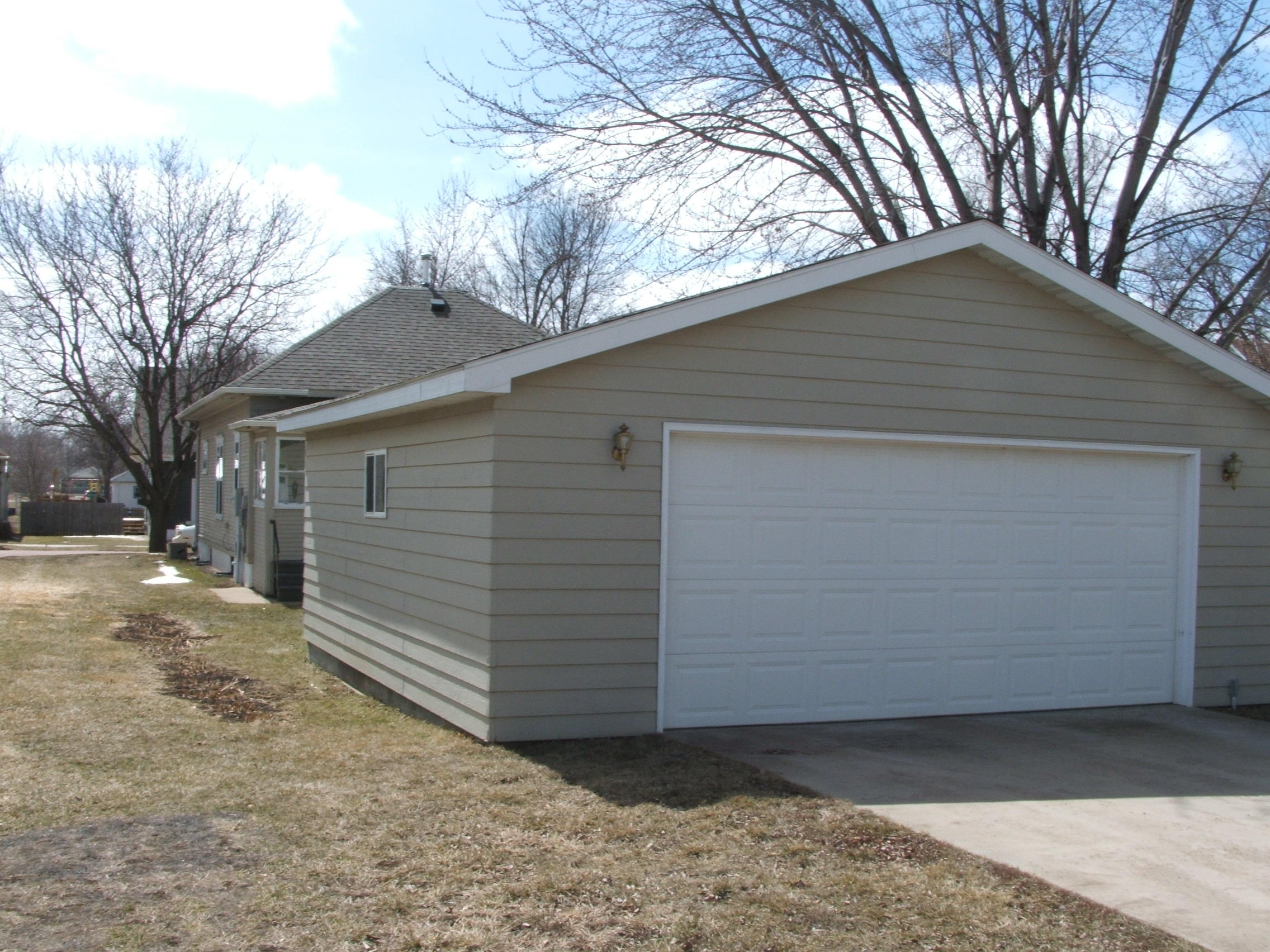 932 E 3rd