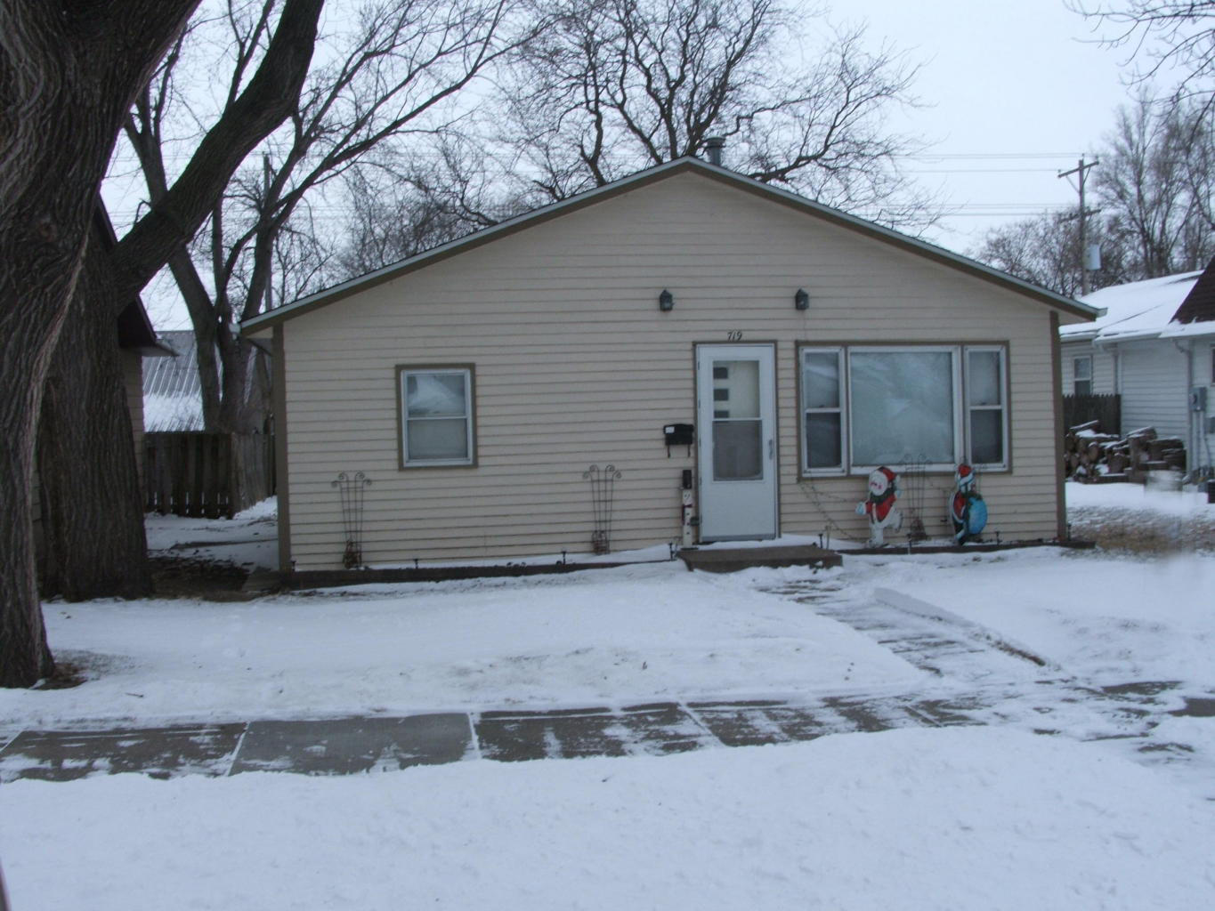 719 E Hanson