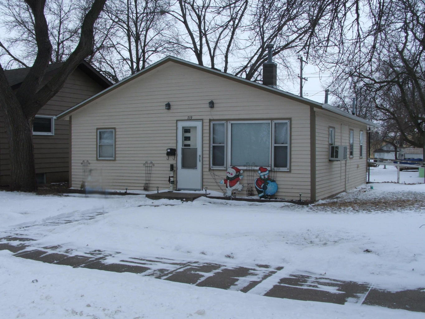 719 E Hanson