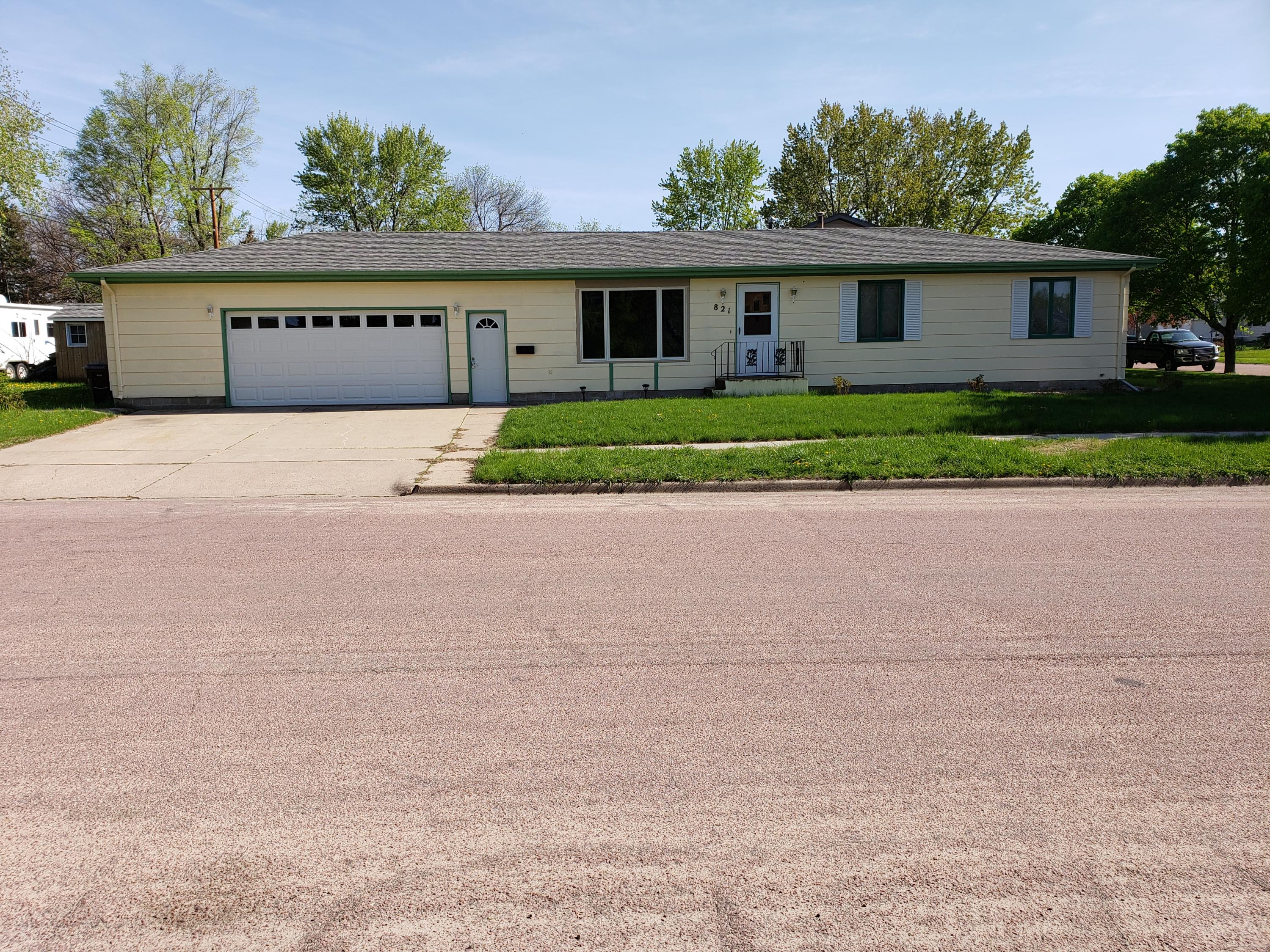 821 W Cedar Ave