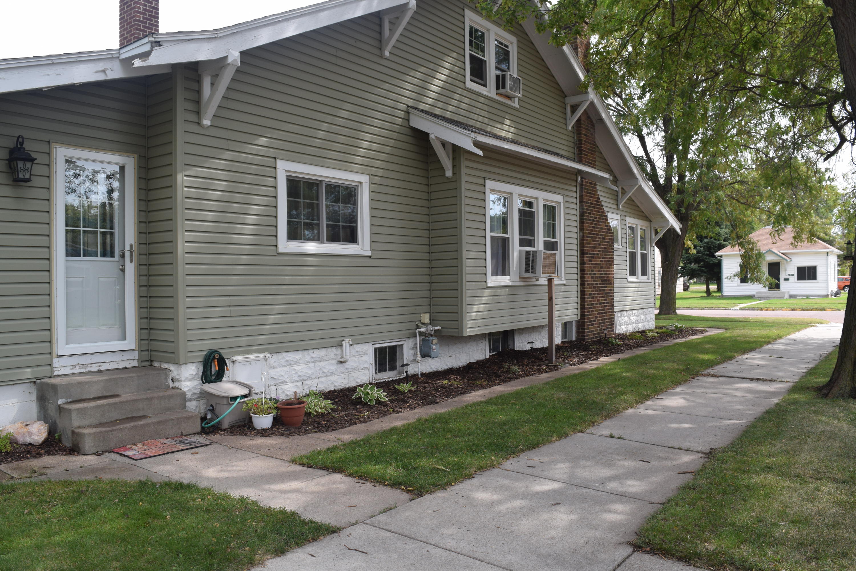 1000 E 2nd Ave