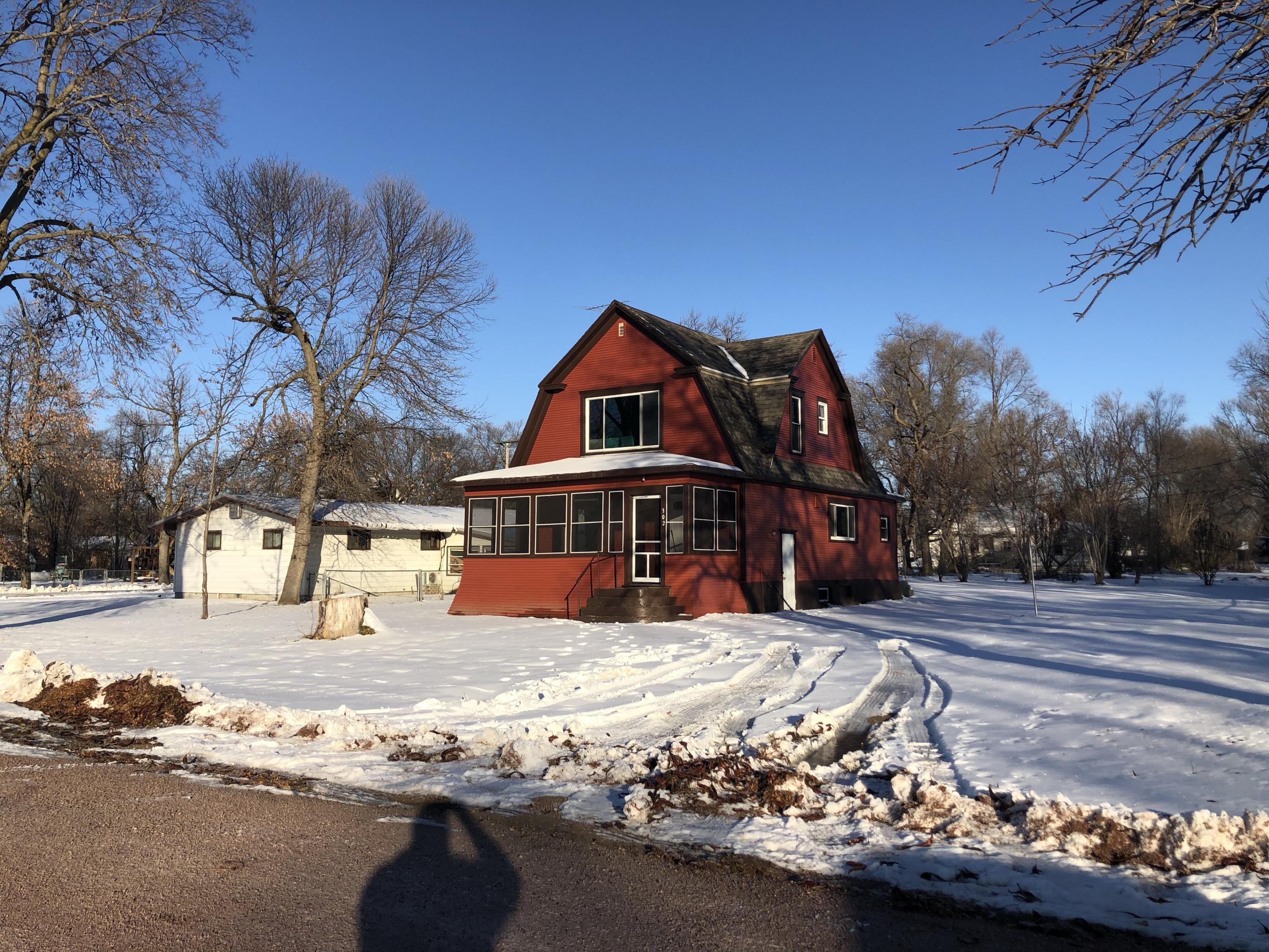 302 E 4th
