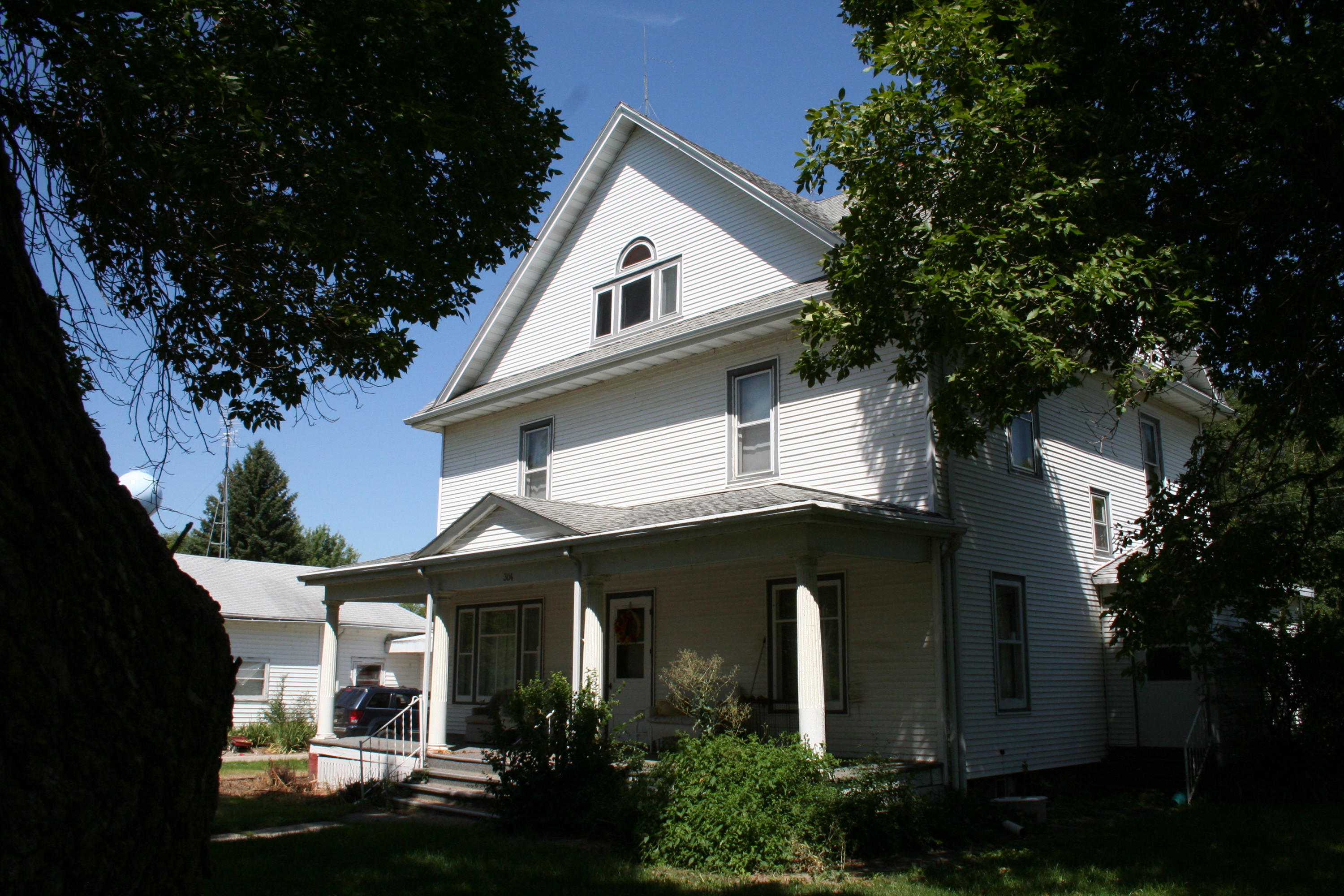 304 E 1st St
