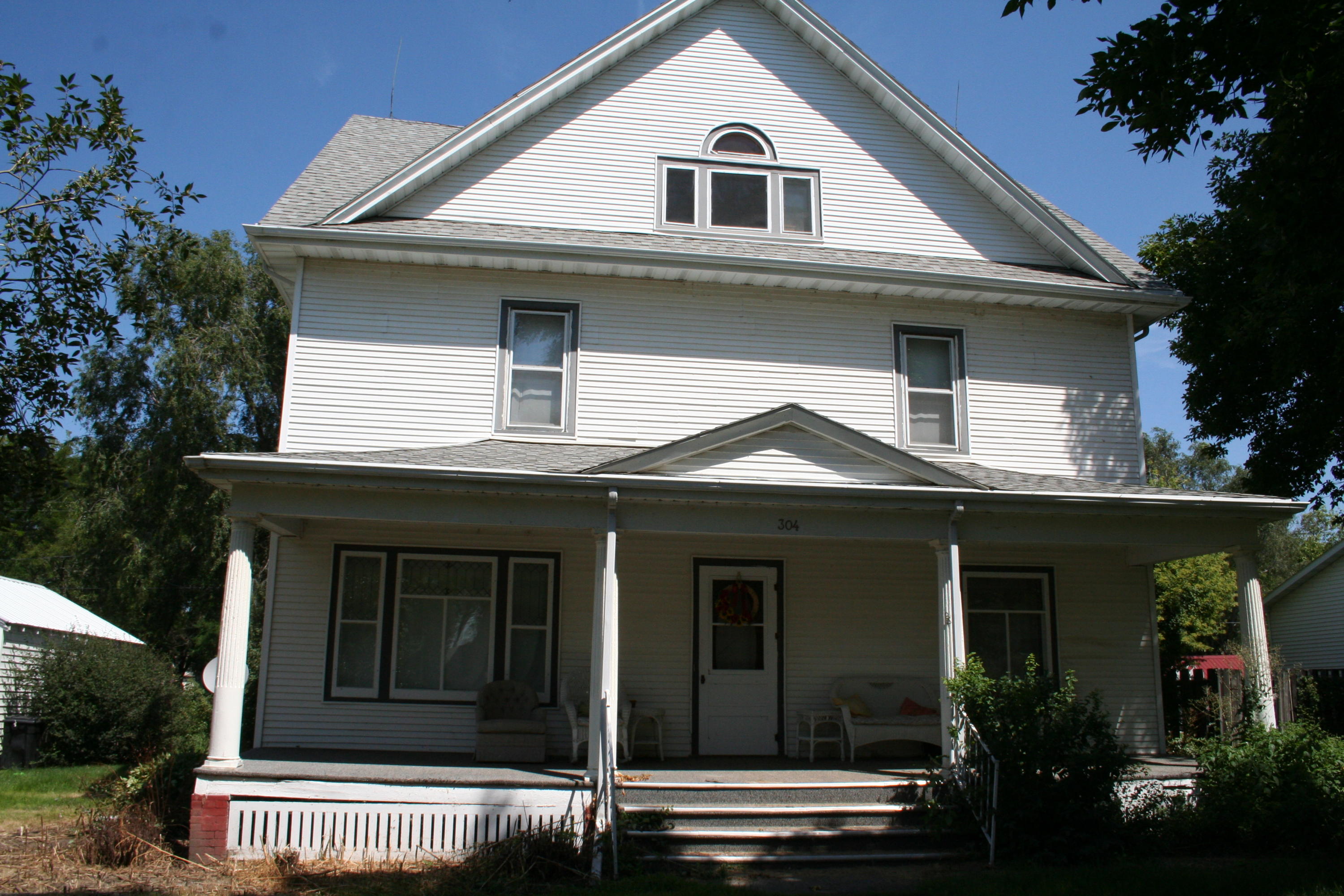 304 E 1st St