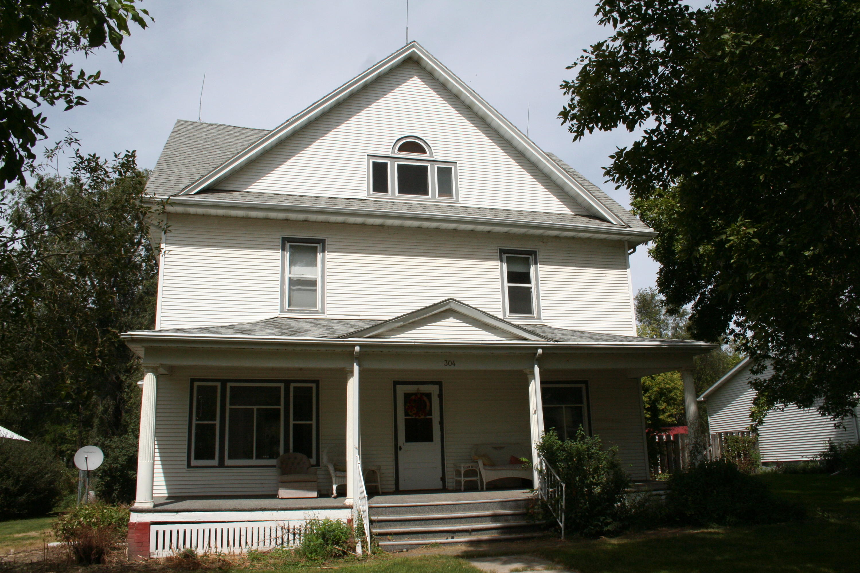 304 E 1st St