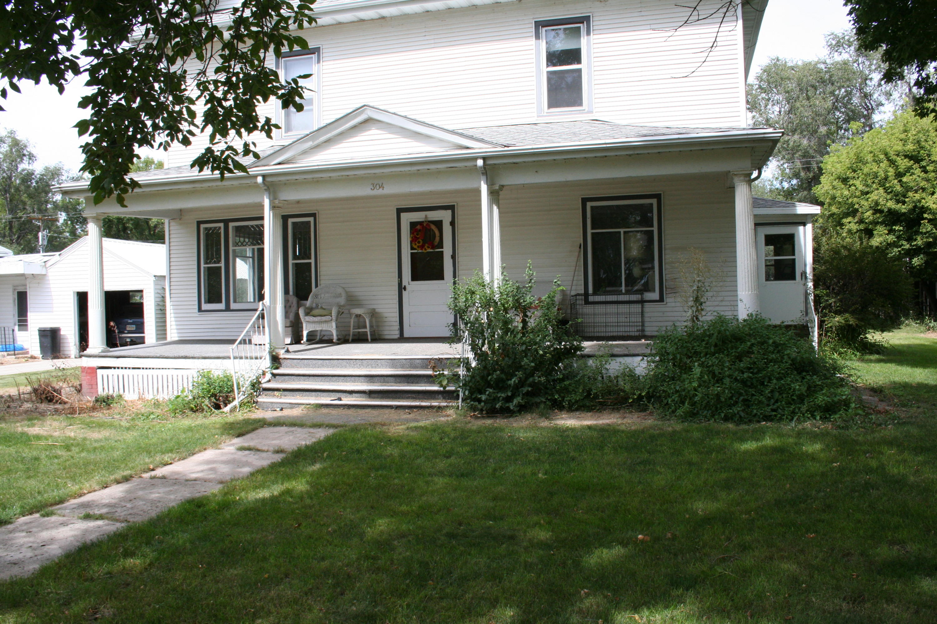 304 E 1st St