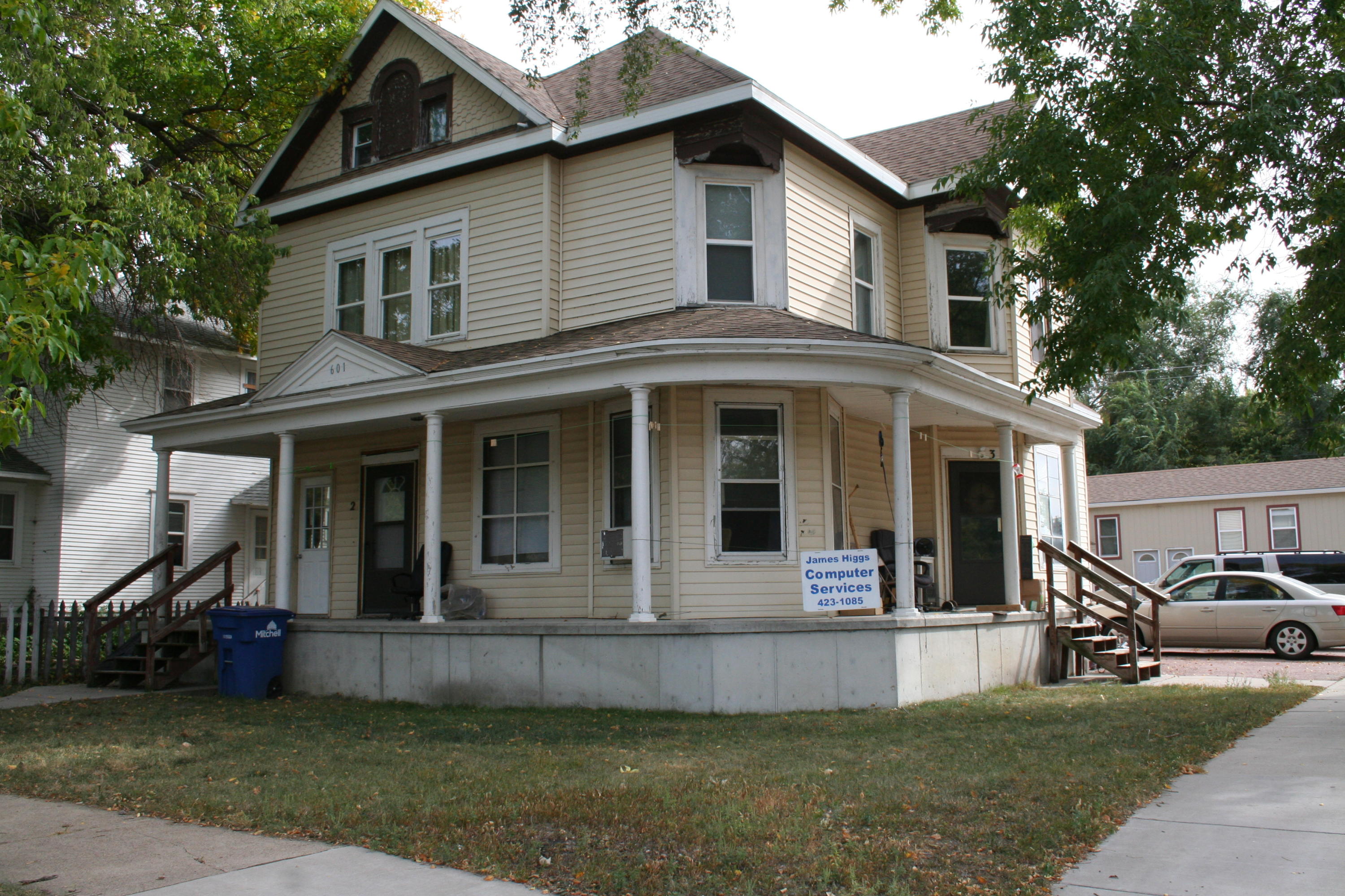 601 E 2nd St