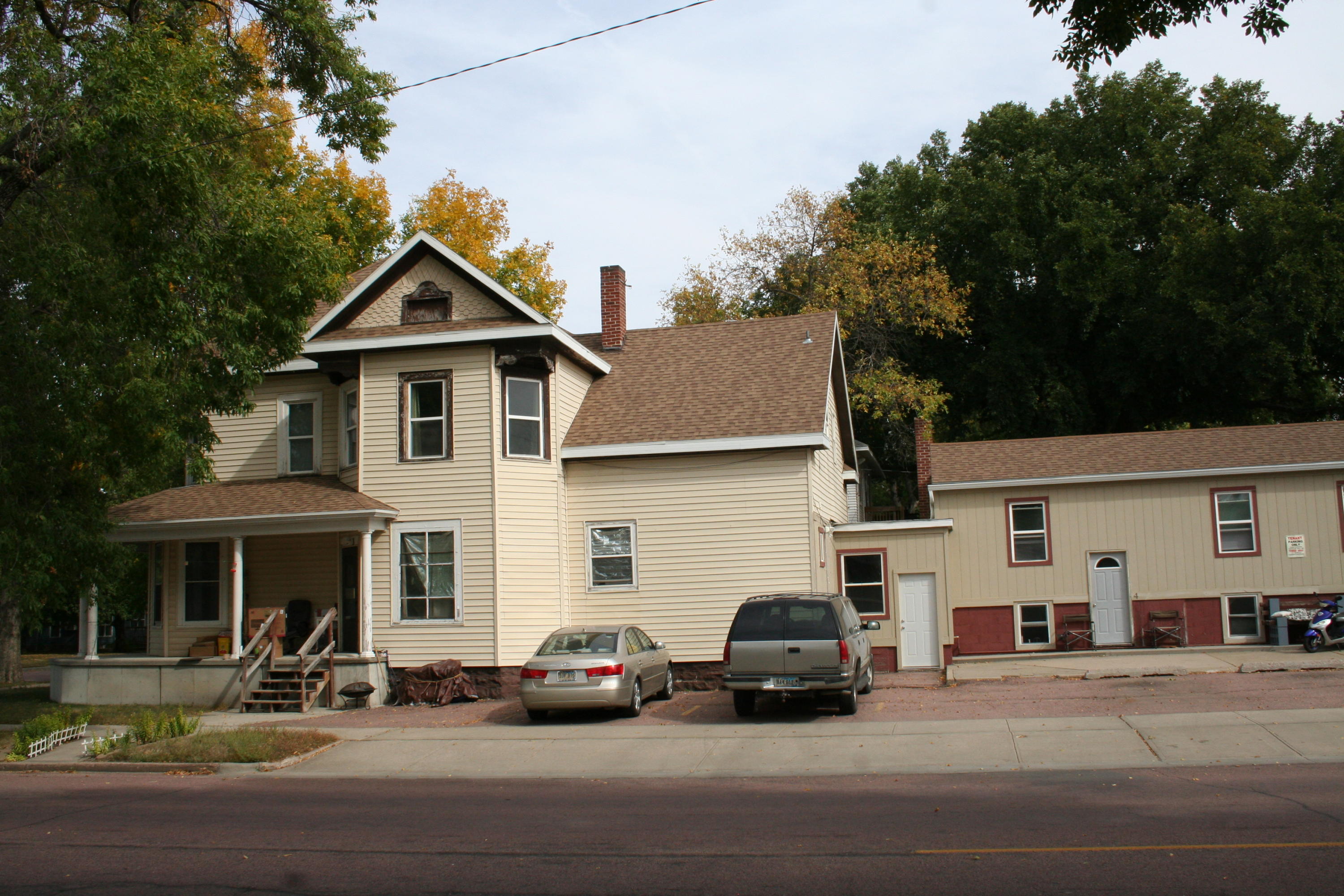 601 E 2nd St