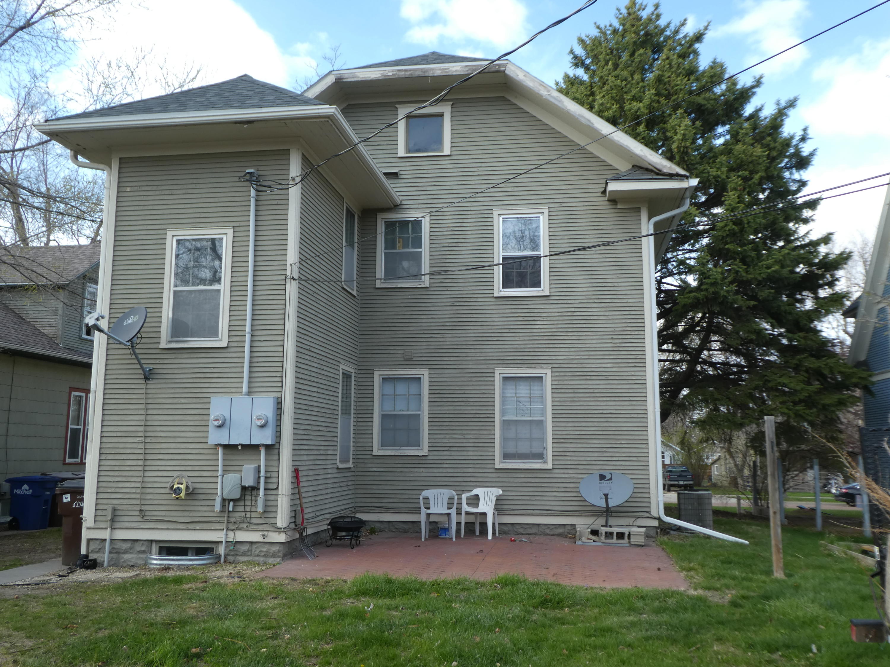821 W 4th St