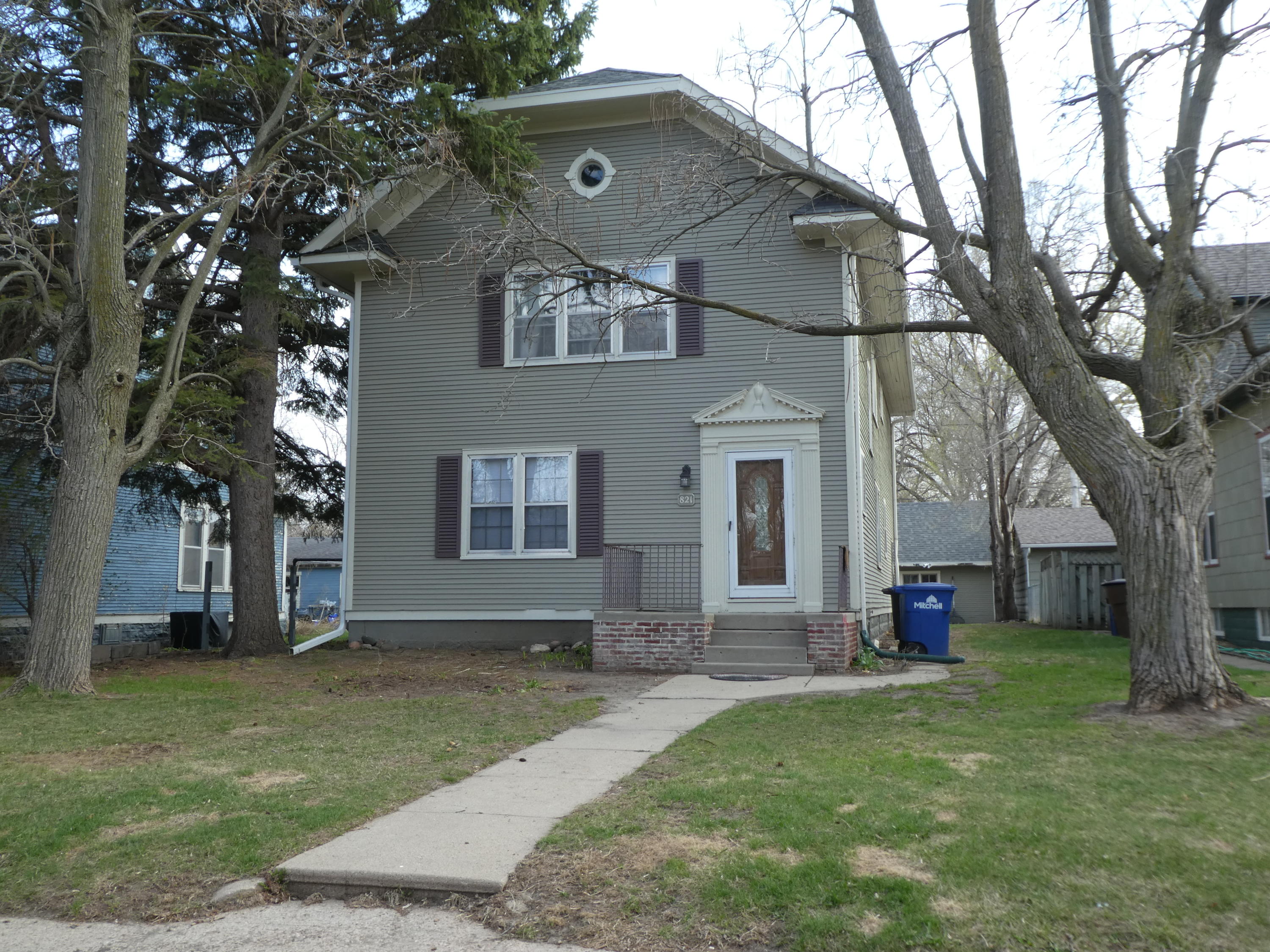 821 W 4th St