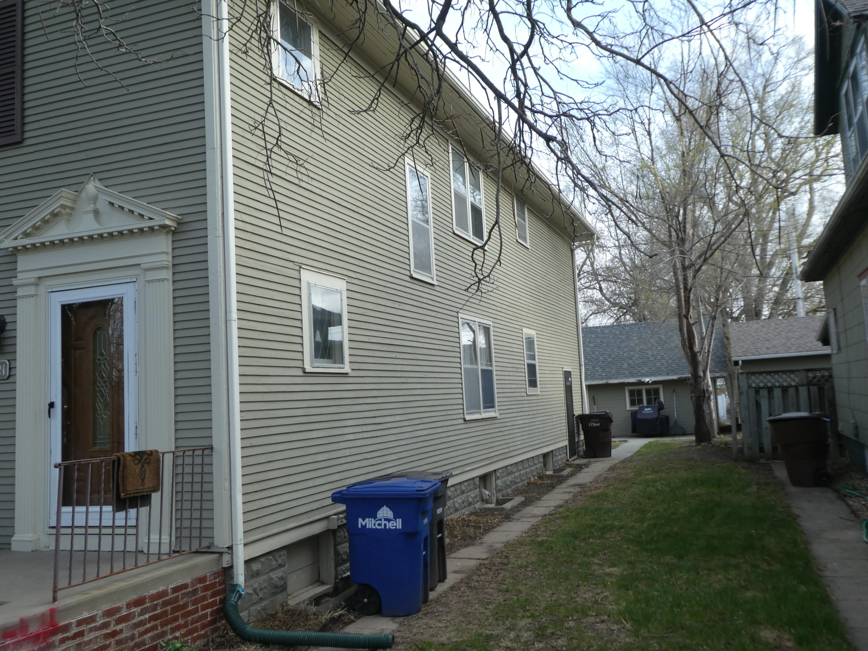 821 W 4th St