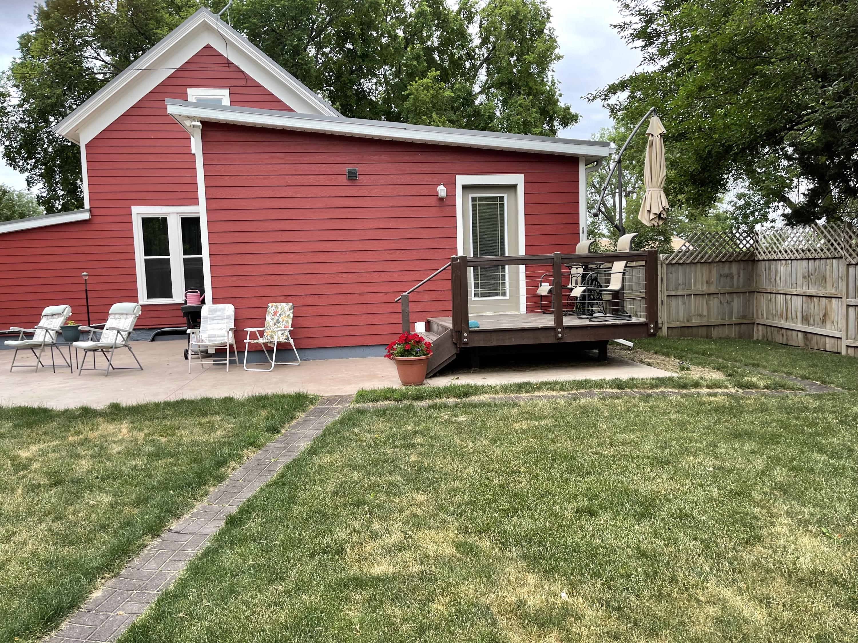 206 E 2nd St