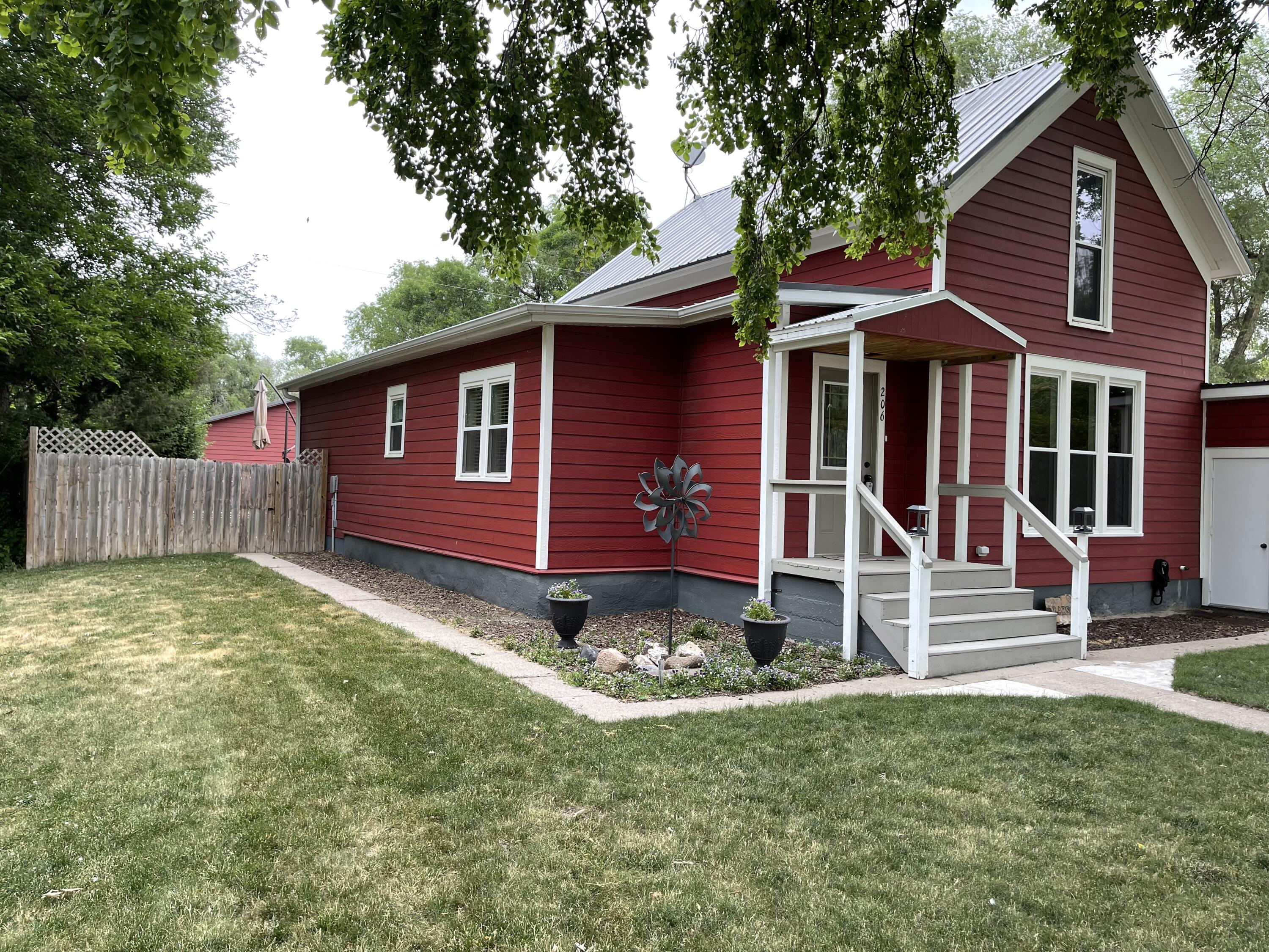 206 E 2nd St