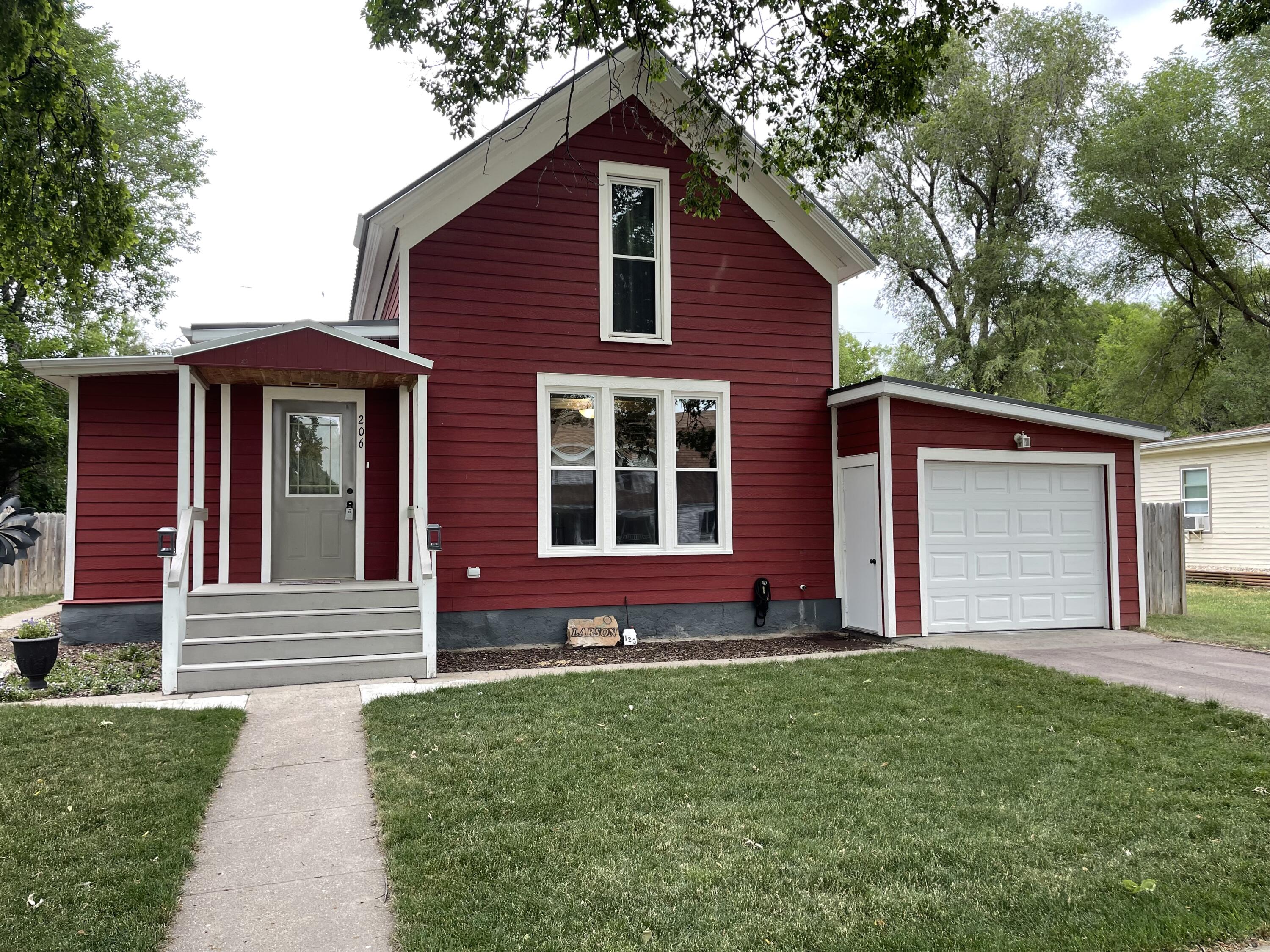 206 E 2nd St