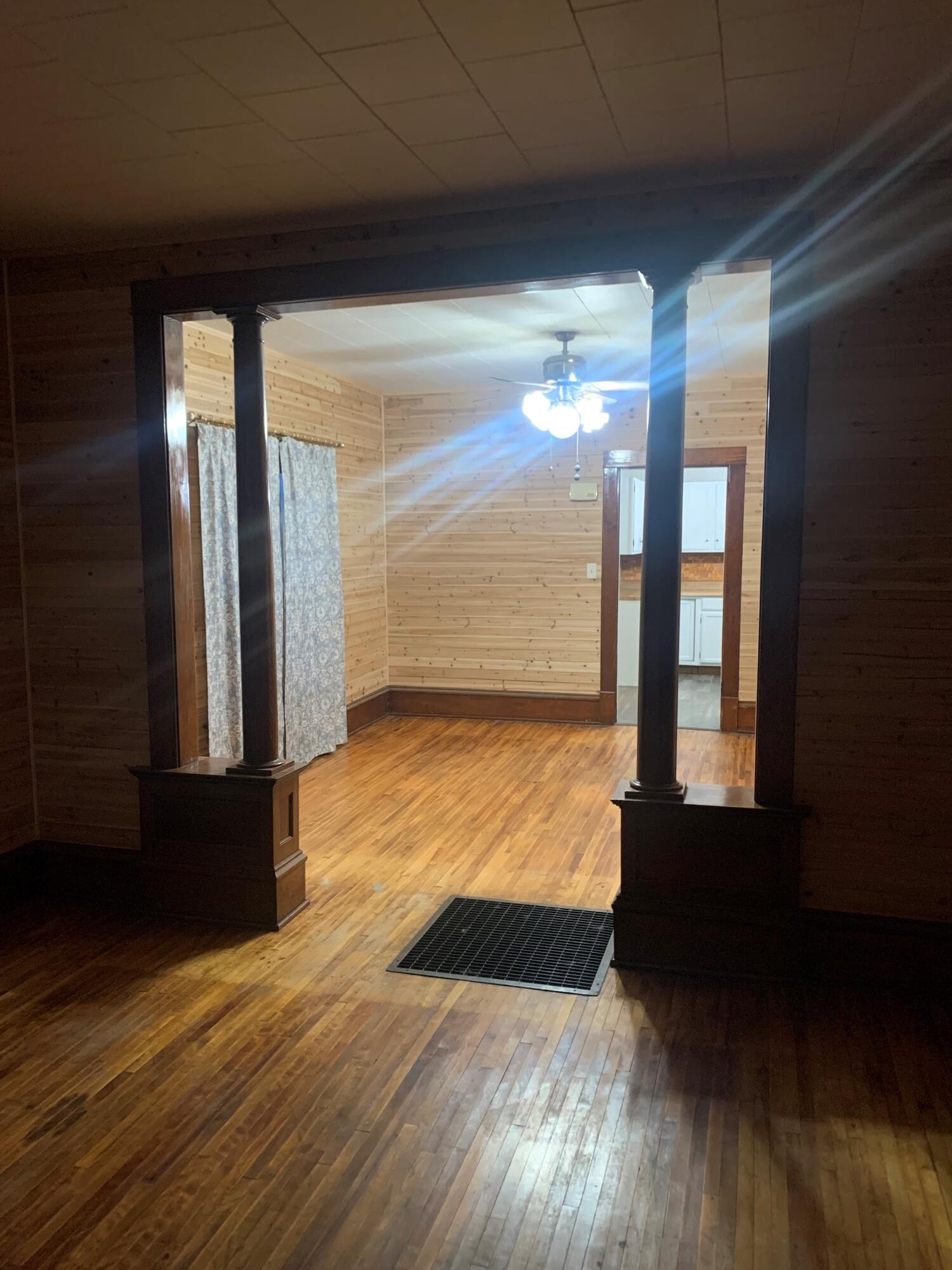 207 N Main St