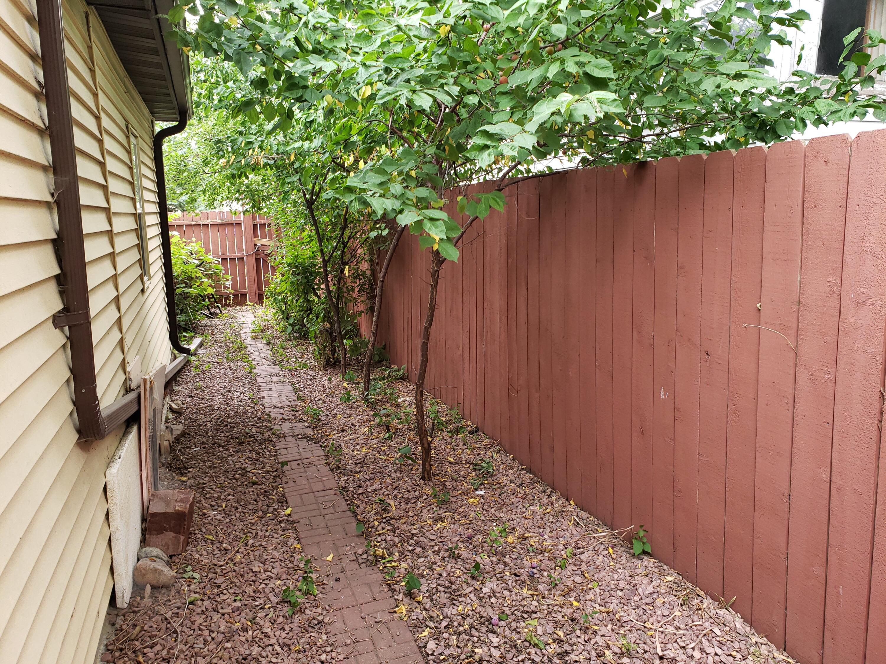 1006 E 4th Ave