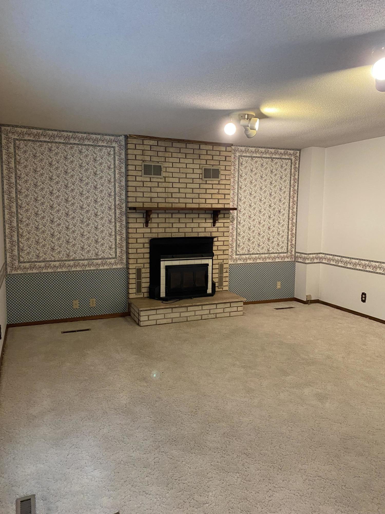907 N Main St