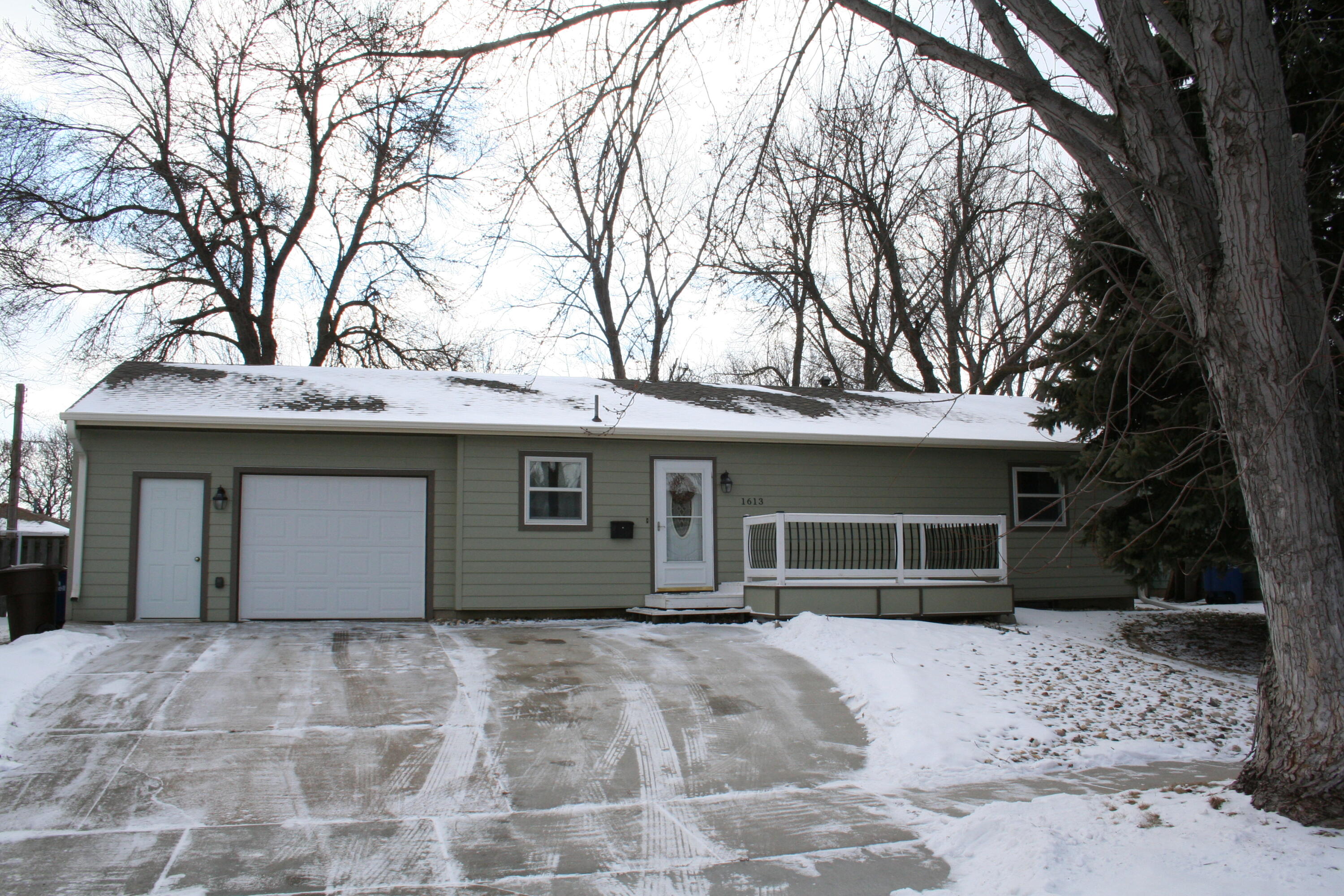 1613 Bridle Dr