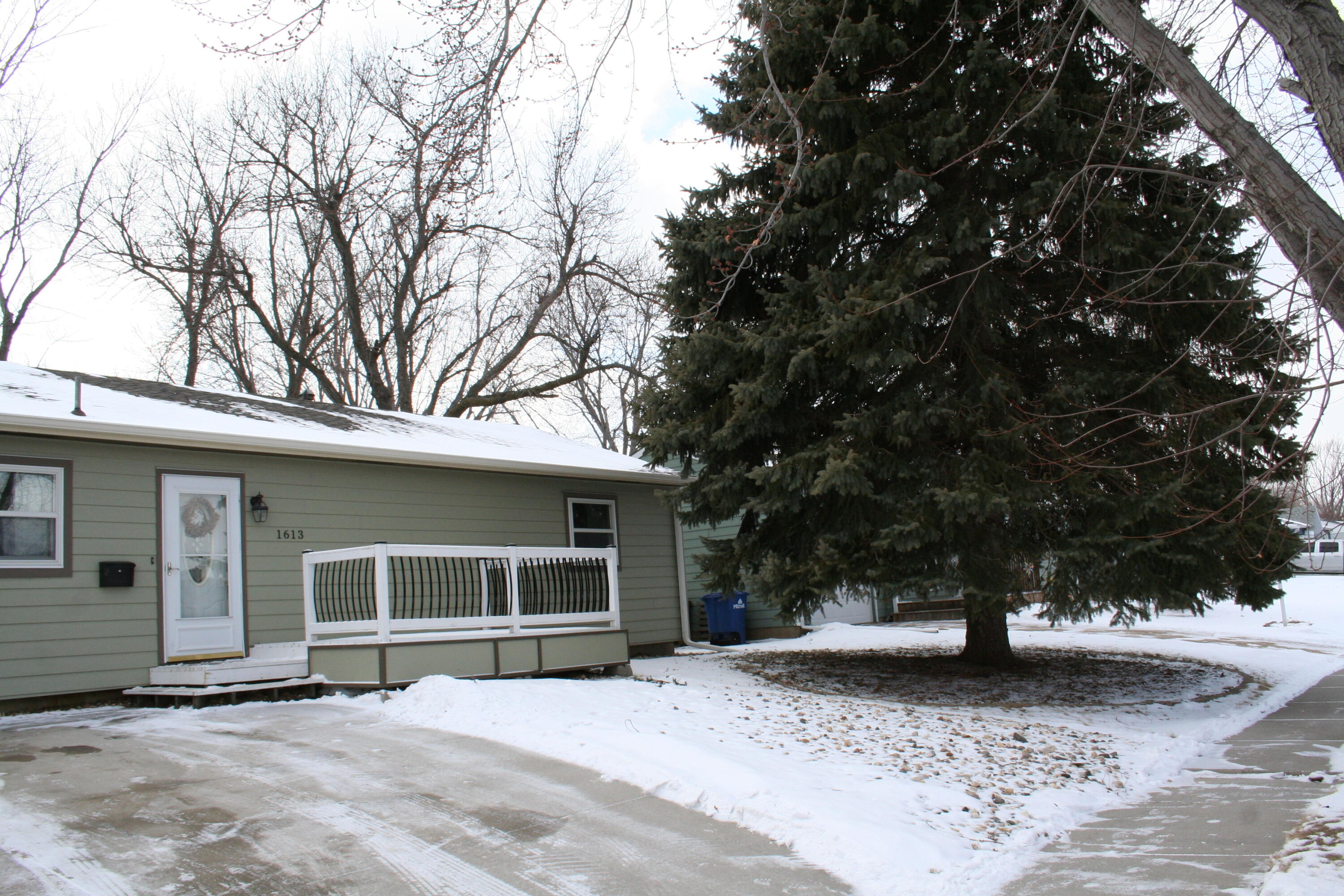 1613 Bridle Dr