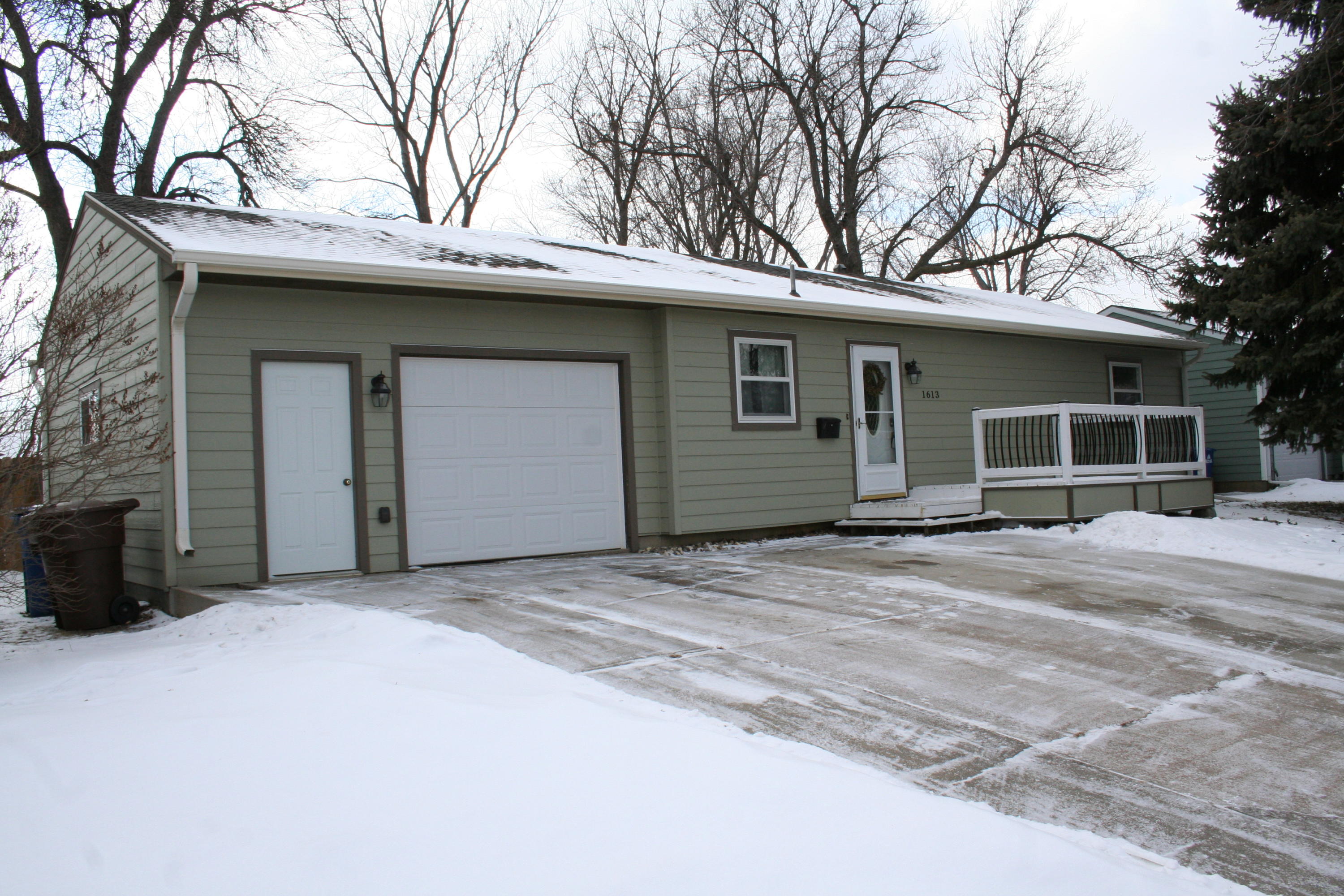 1613 Bridle Dr