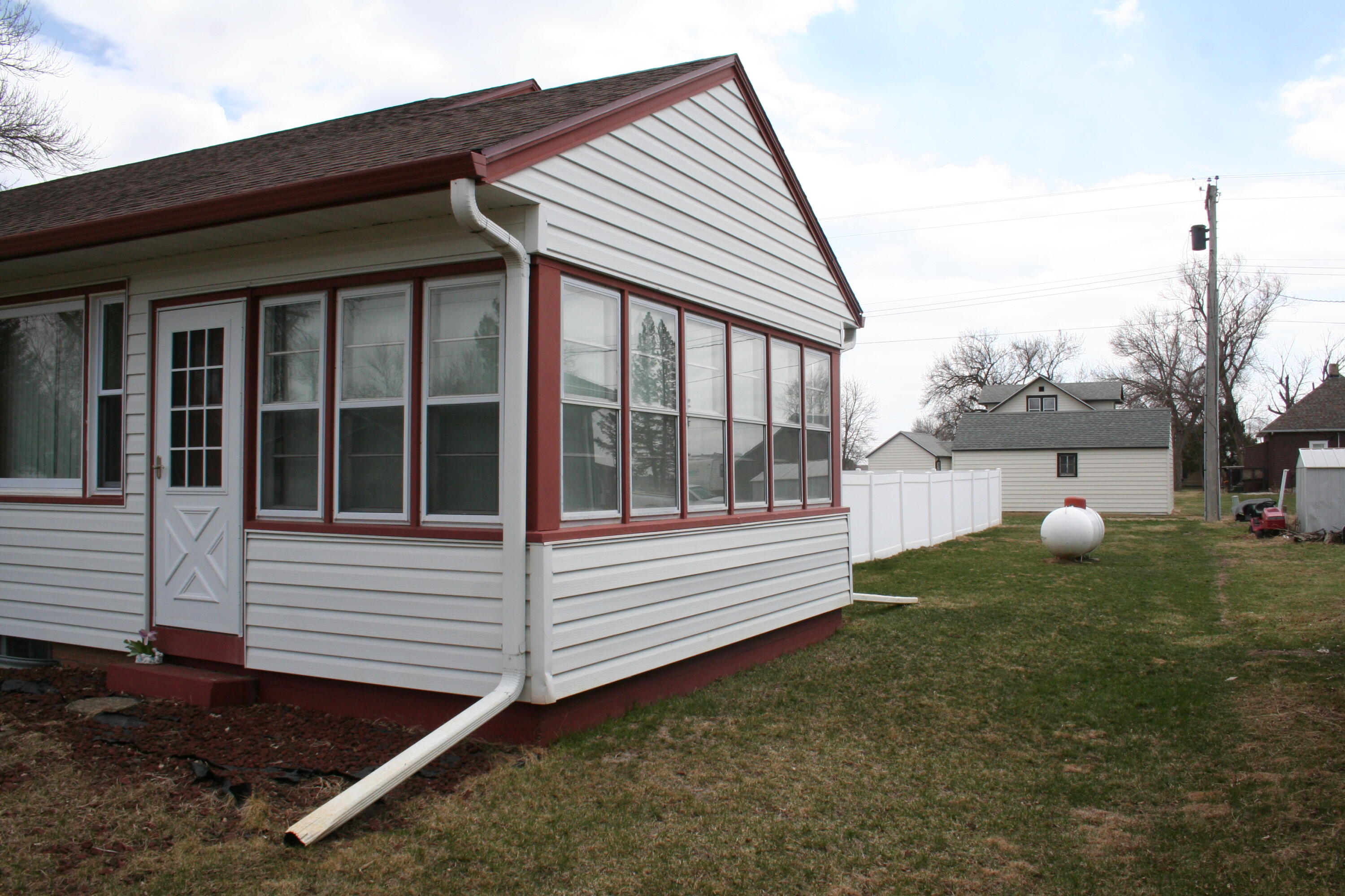 606 W Elm St